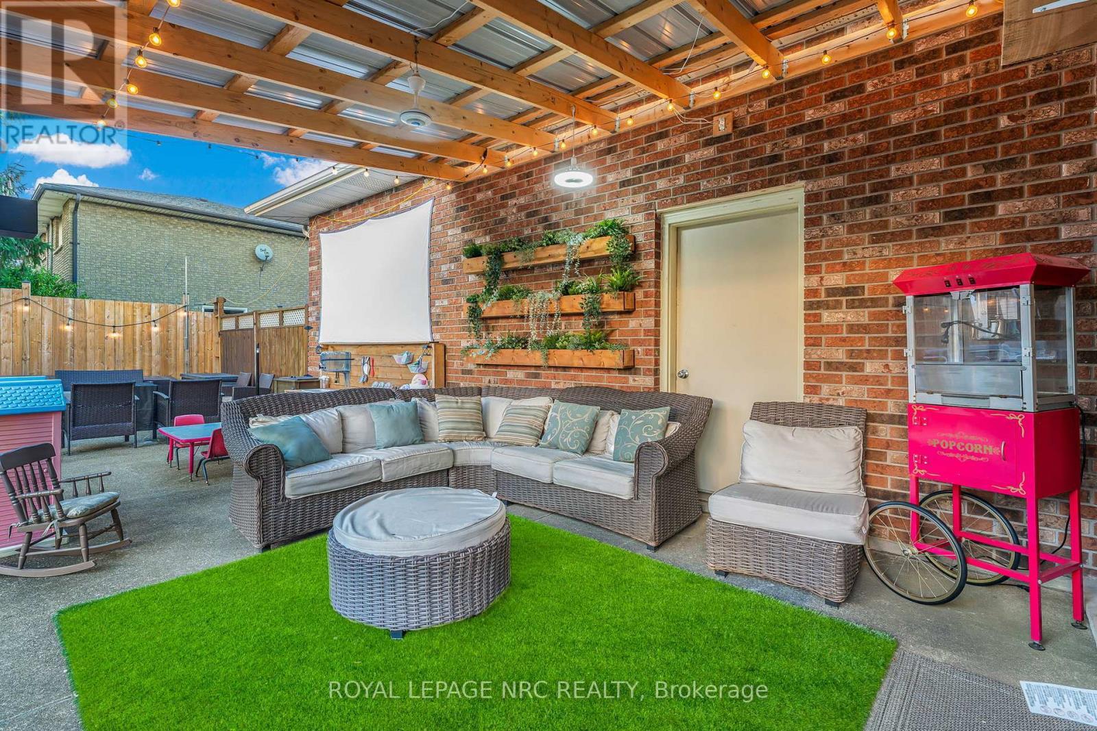 












15 OXFORD BOULEVARD

,
Port Colborne (Main Street),




Ontario
L3K5C8

