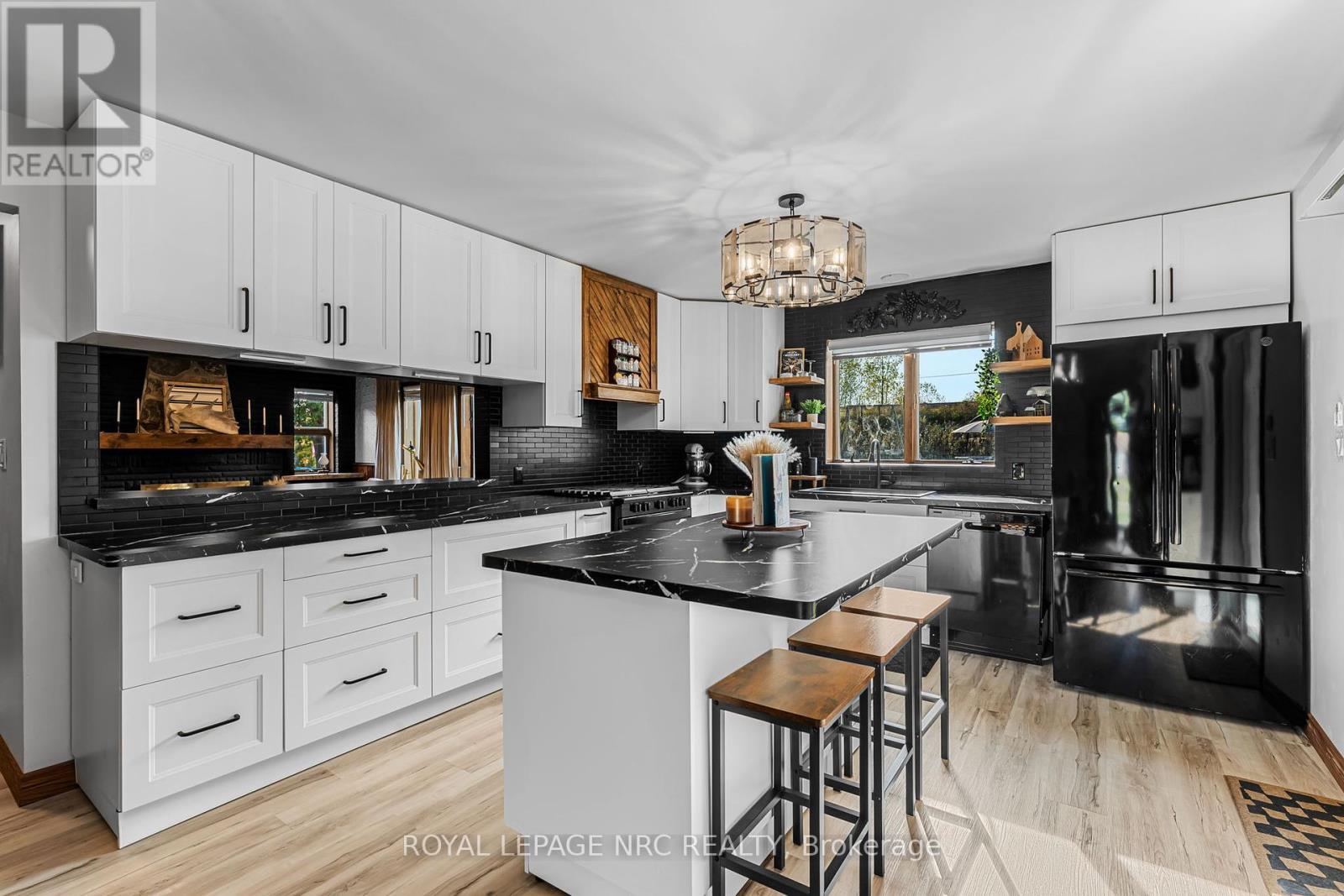 












15 OXFORD BOULEVARD

,
Port Colborne (Main Street),




Ontario
L3K5C8

