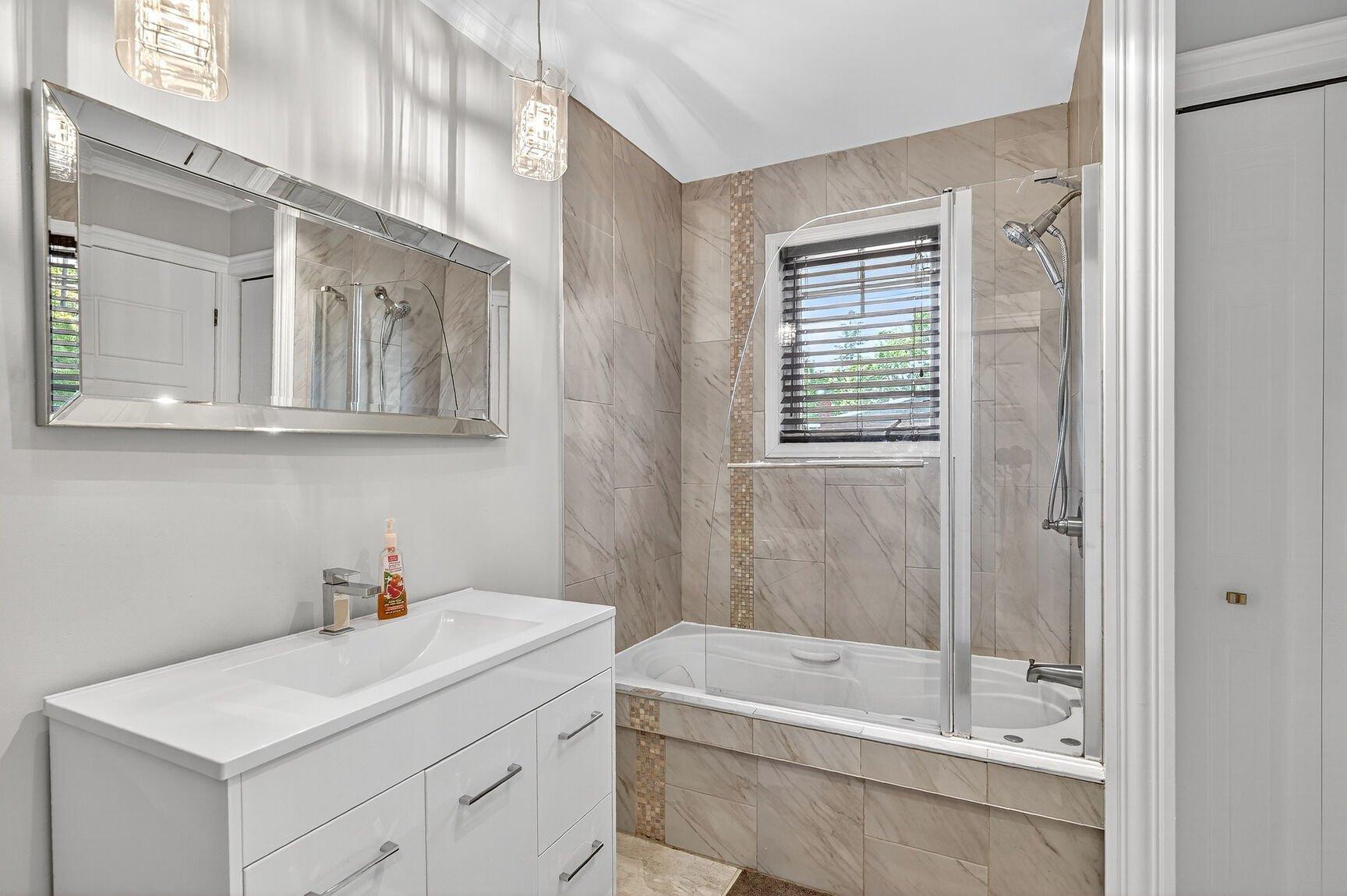 









345Z


3e Boulevard

,
Saint-Jérôme,




QC
J7Z3L8

