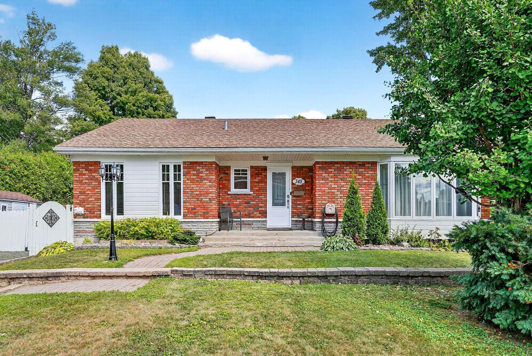 









345Z


3e Boulevard

,
Saint-Jérôme,




QC
J7Z3L8

