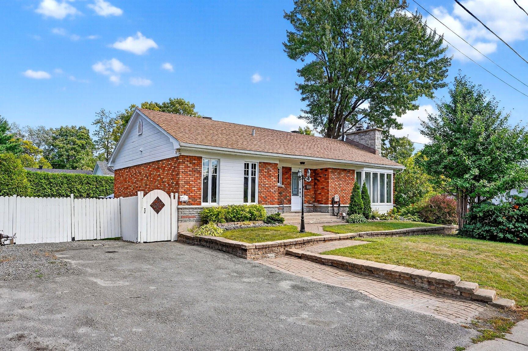 









345Z


3e Boulevard

,
Saint-Jérôme,




QC
J7Z3L8

