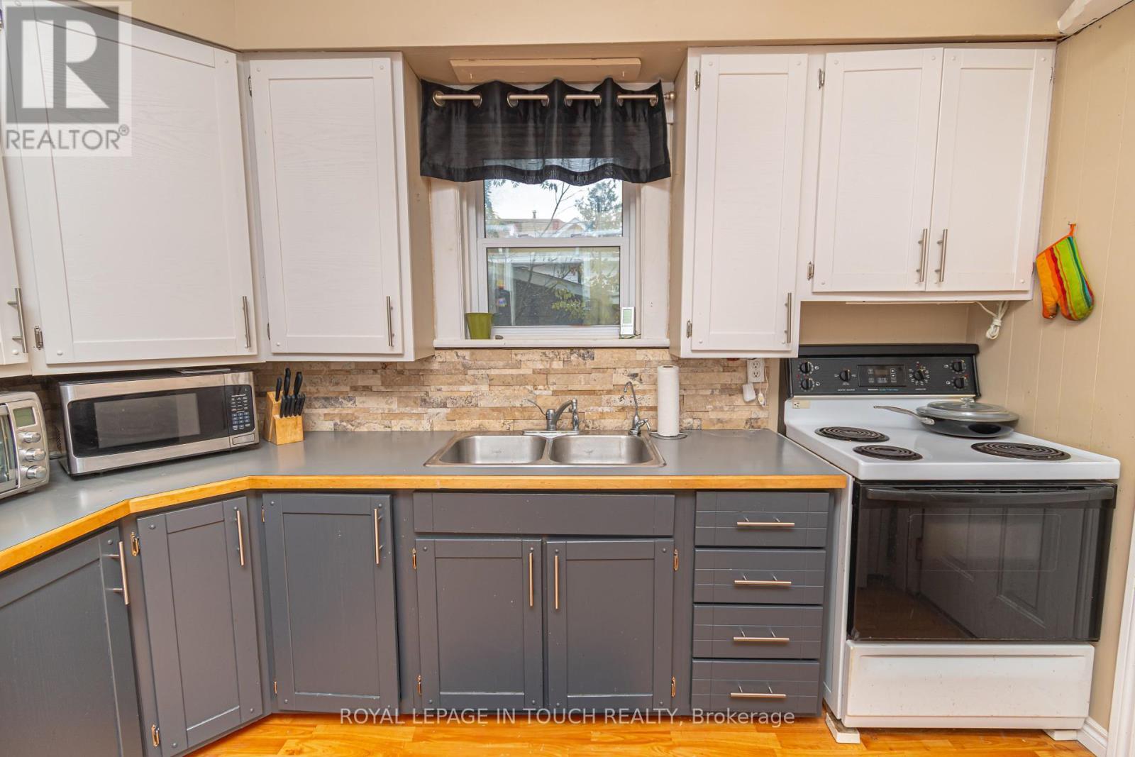 












125 EIGHTH STREET

,
Midland,




Ontario
L4R4A5

