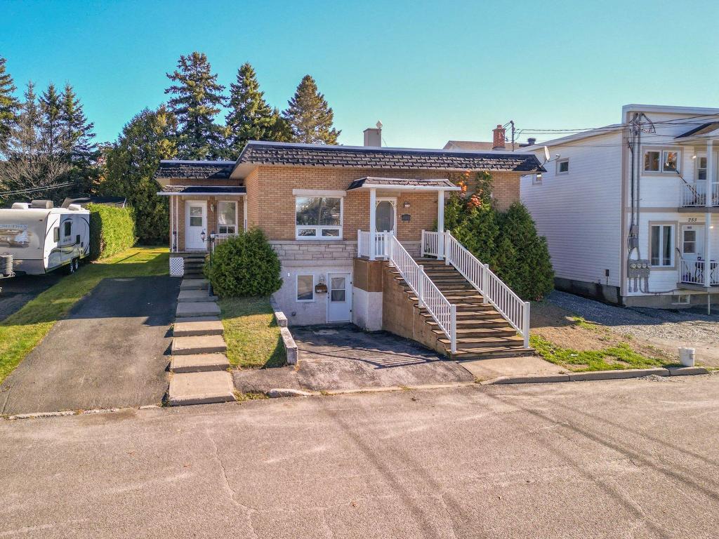 









257

 - 259


Rue Landry

,
Thetford Mines,




QC
G6G4S6

