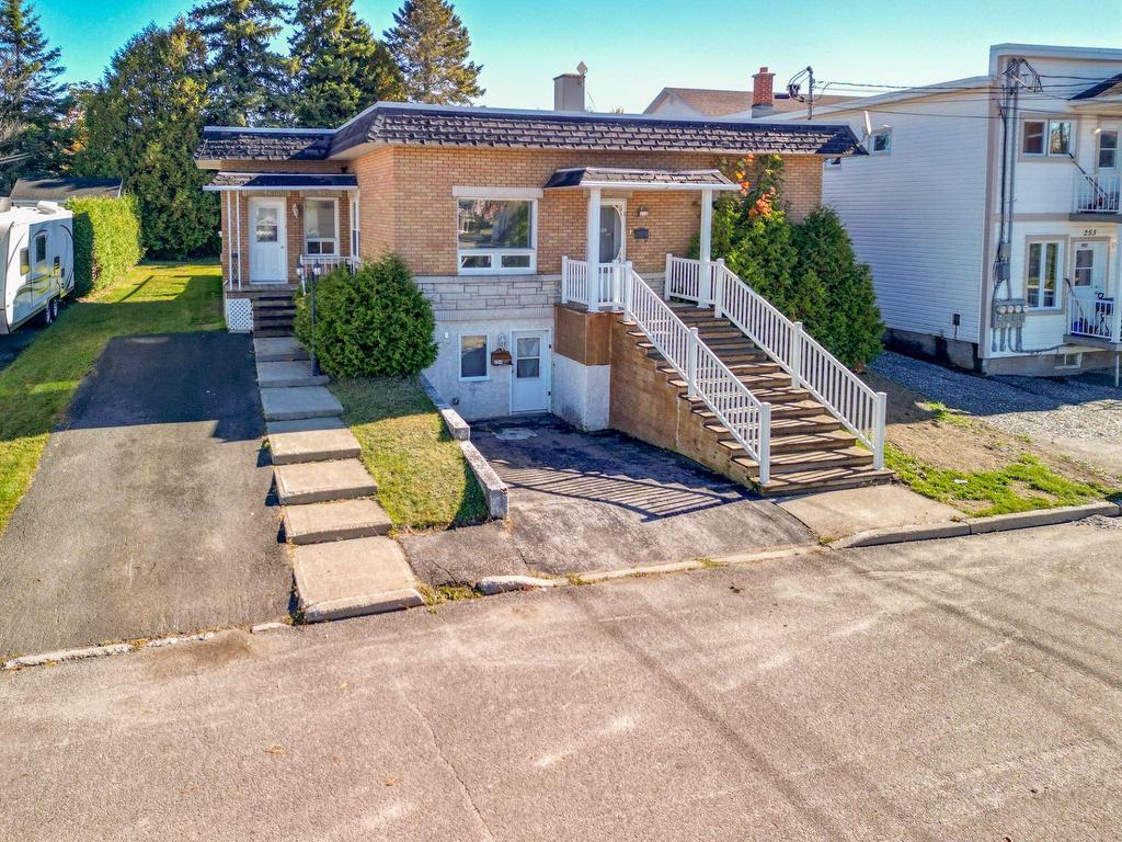 









257

 - 259


Rue Landry

,
Thetford Mines,




QC
G6G4S6

