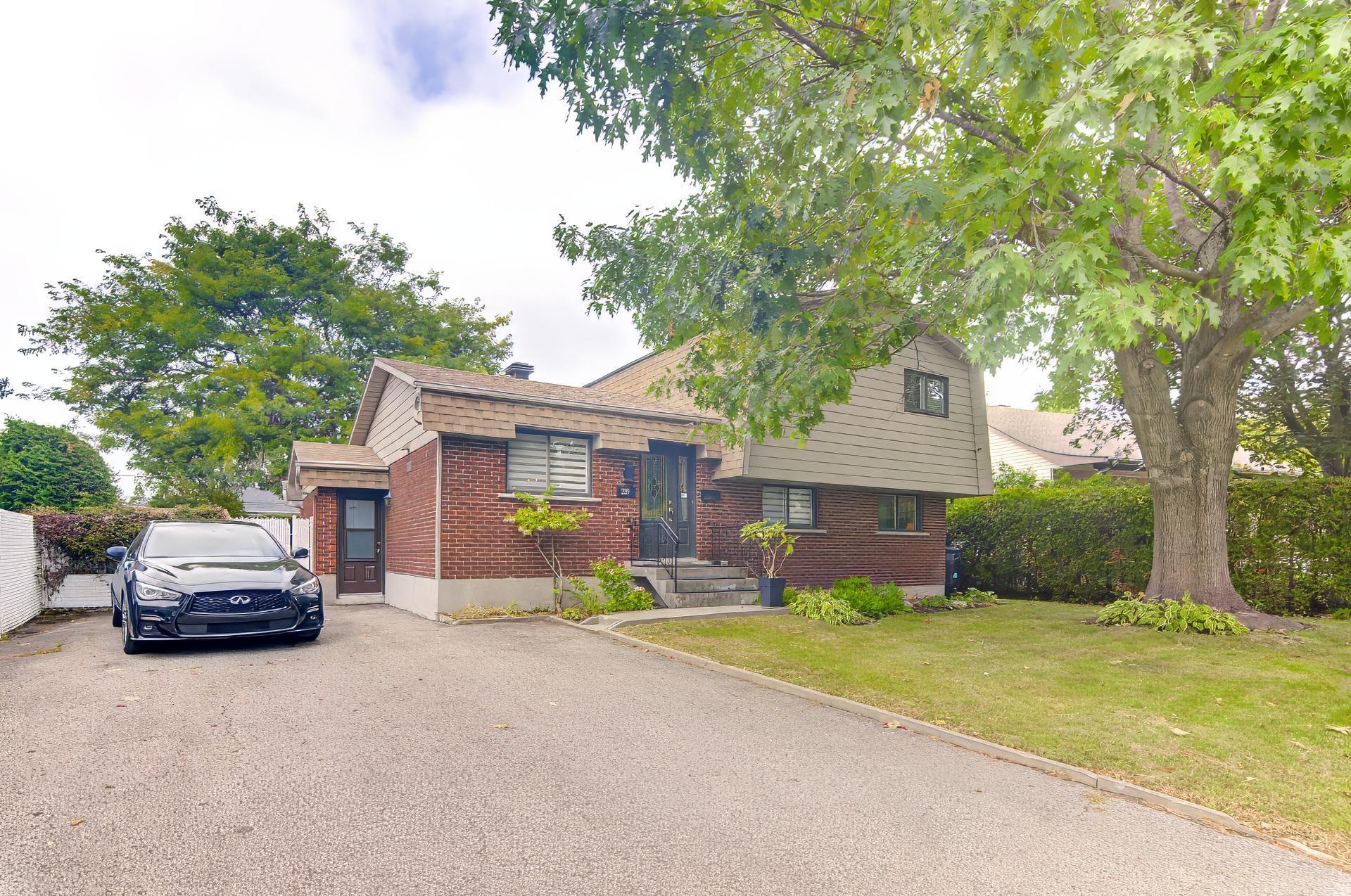 









239


Rue Libersan

,
Sainte-Thérèse,




QC
J7E4W6

