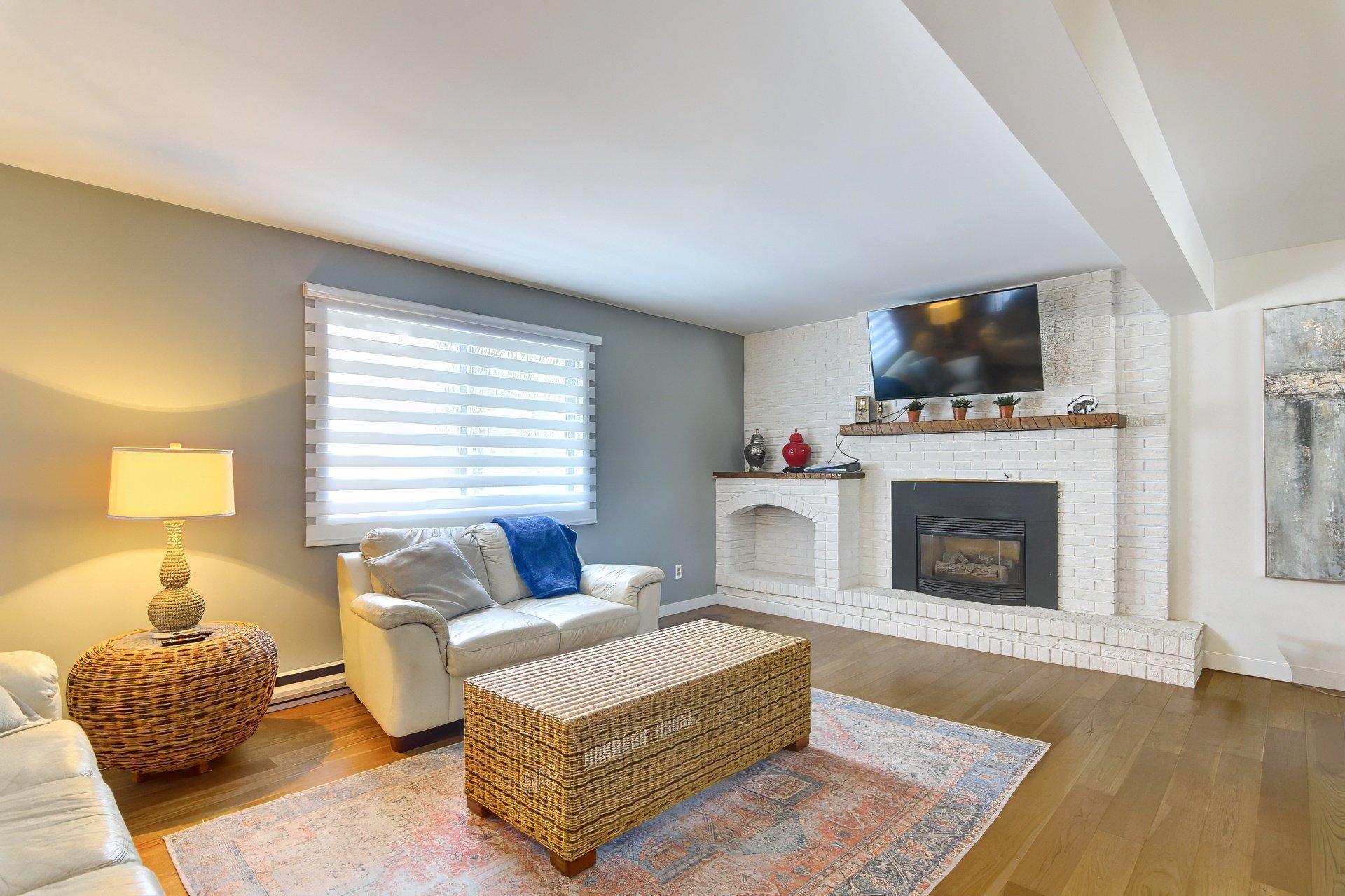 









239


Rue Libersan

,
Sainte-Thérèse,




QC
J7E4W6

