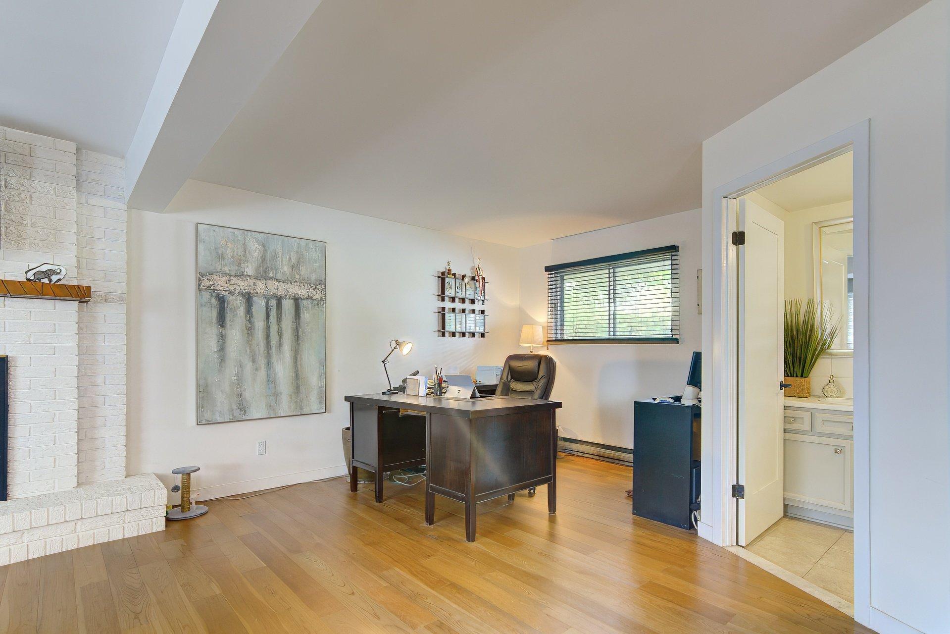 









239


Rue Libersan

,
Sainte-Thérèse,




QC
J7E4W6

