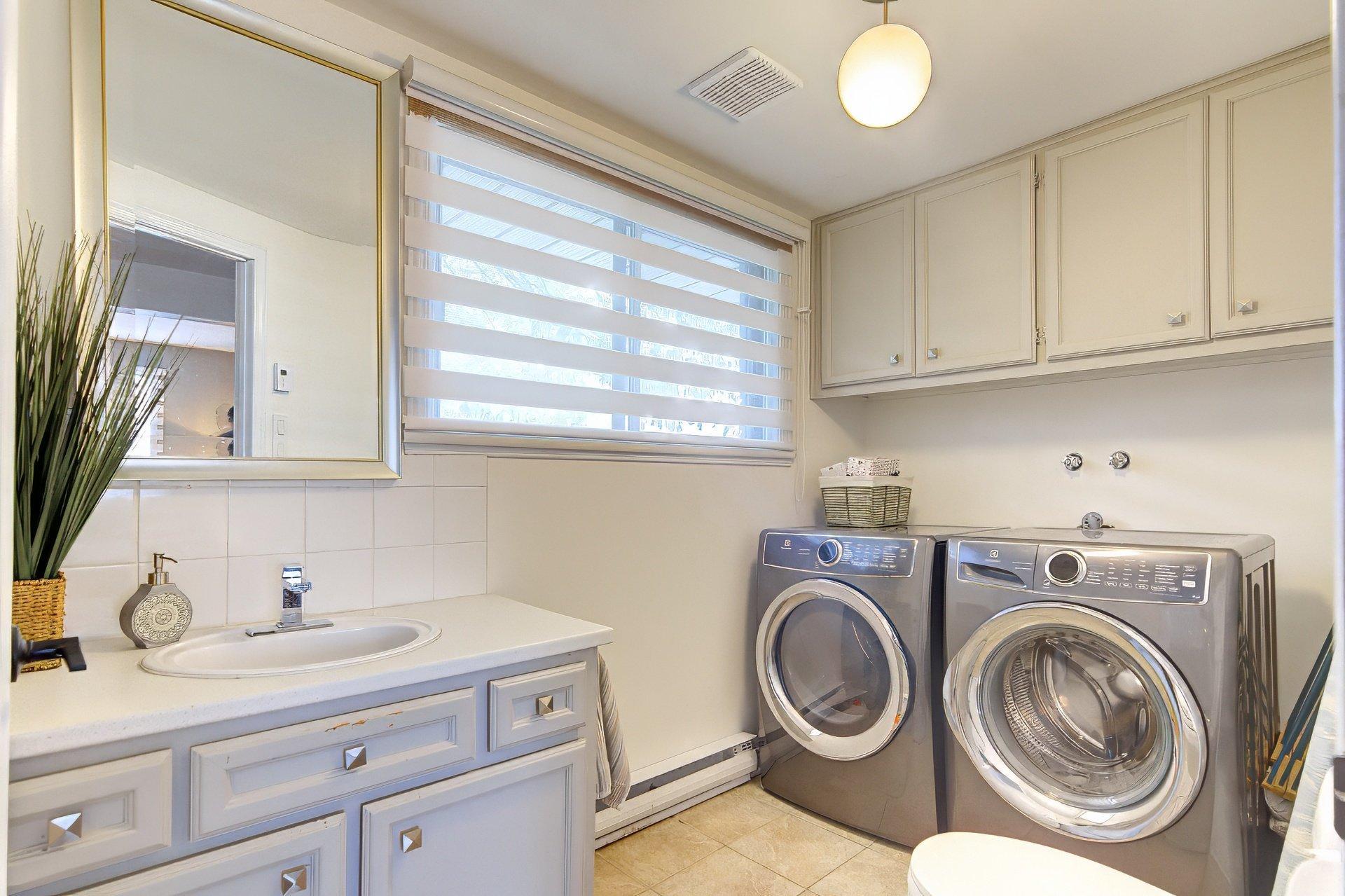 









239


Rue Libersan

,
Sainte-Thérèse,




QC
J7E4W6

