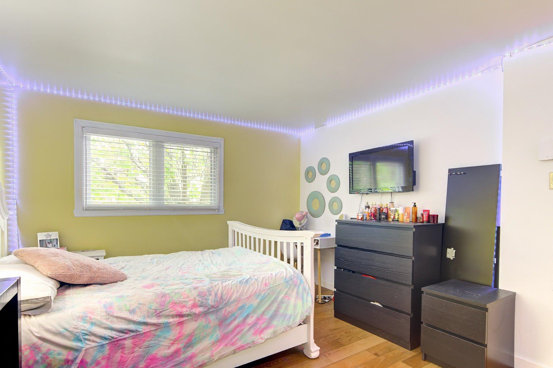 









239


Rue Libersan

,
Sainte-Thérèse,




QC
J7E4W6

