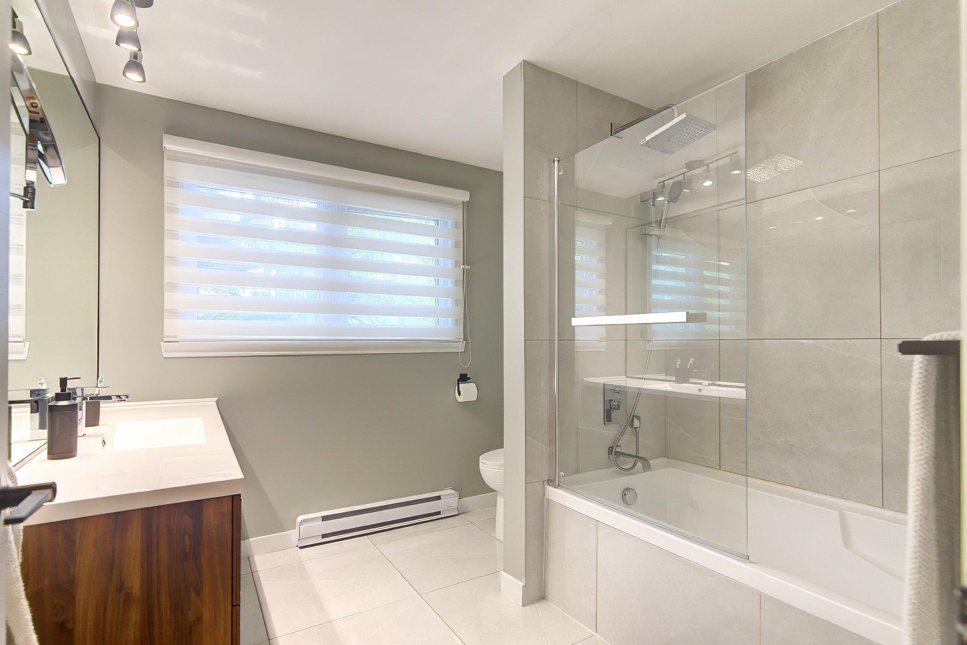 









239


Rue Libersan

,
Sainte-Thérèse,




QC
J7E4W6

