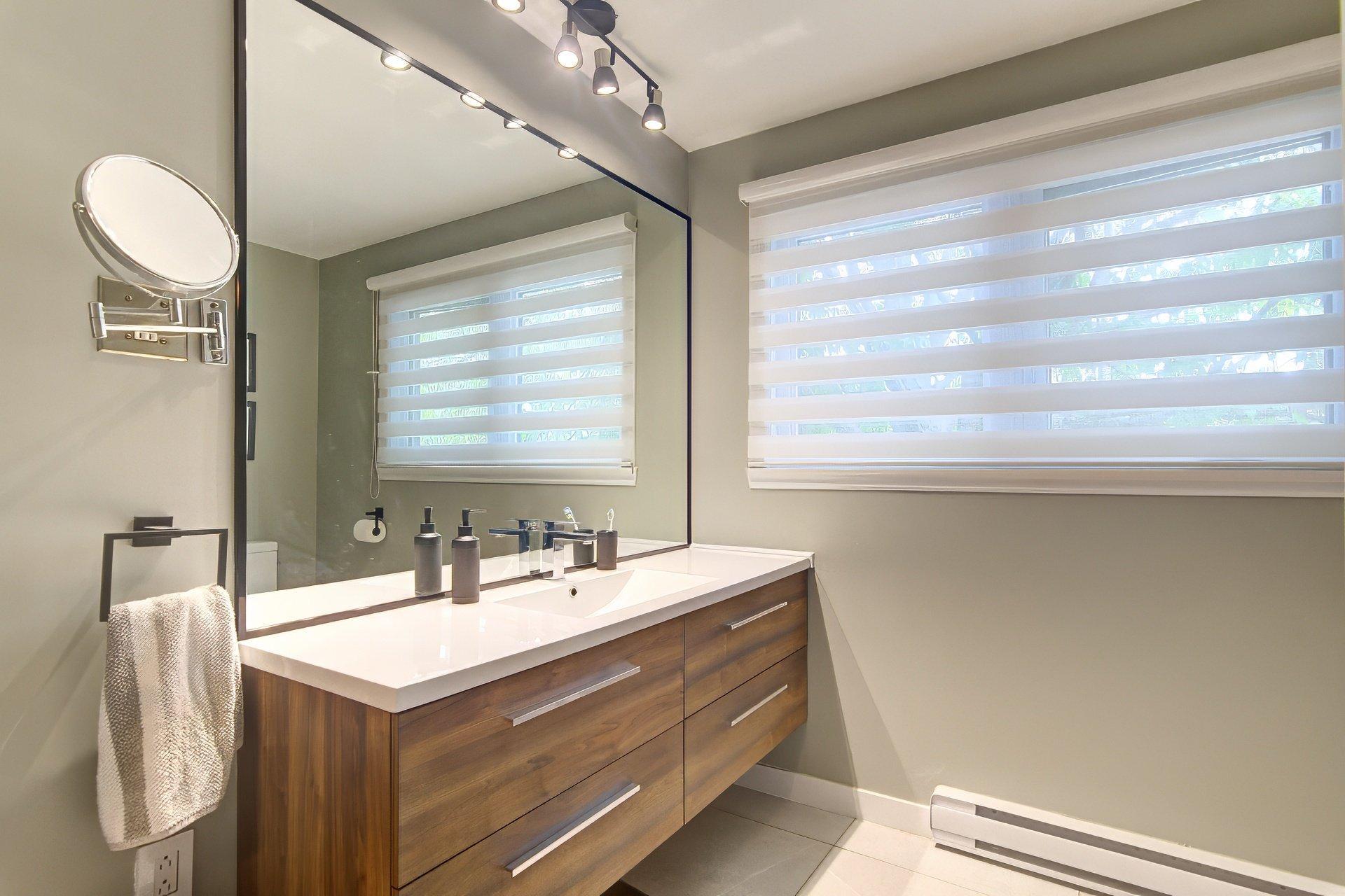 









239


Rue Libersan

,
Sainte-Thérèse,




QC
J7E4W6

