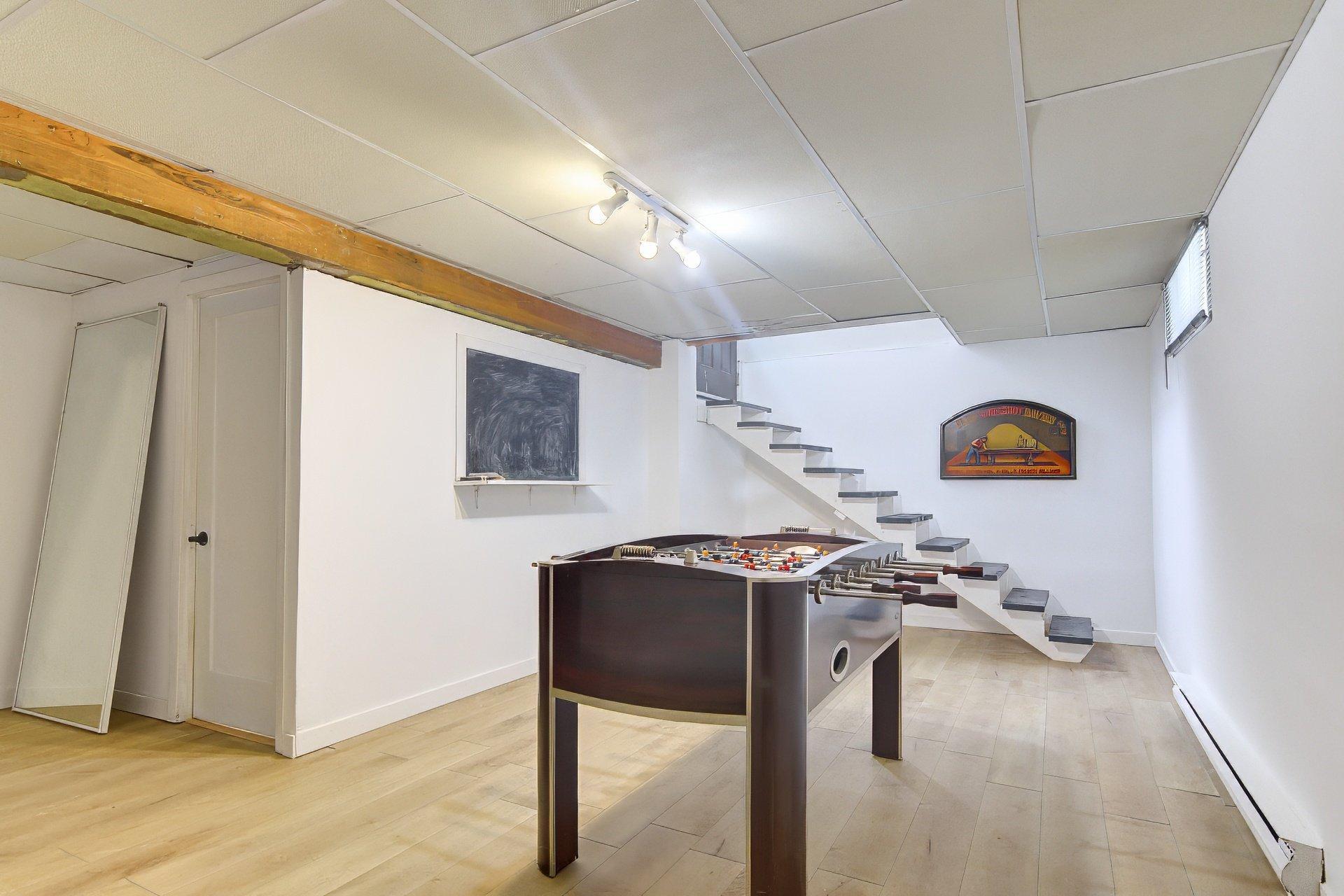 









239


Rue Libersan

,
Sainte-Thérèse,




QC
J7E4W6

