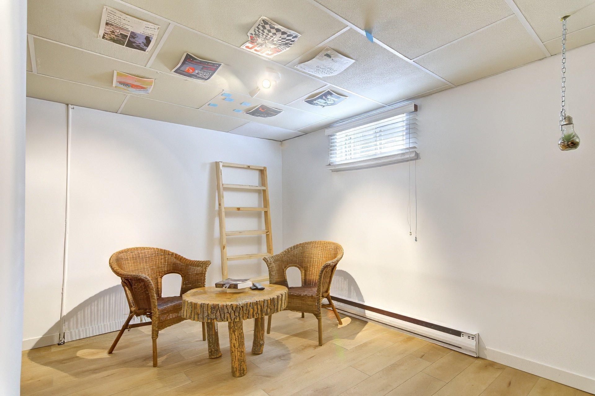 









239


Rue Libersan

,
Sainte-Thérèse,




QC
J7E4W6

