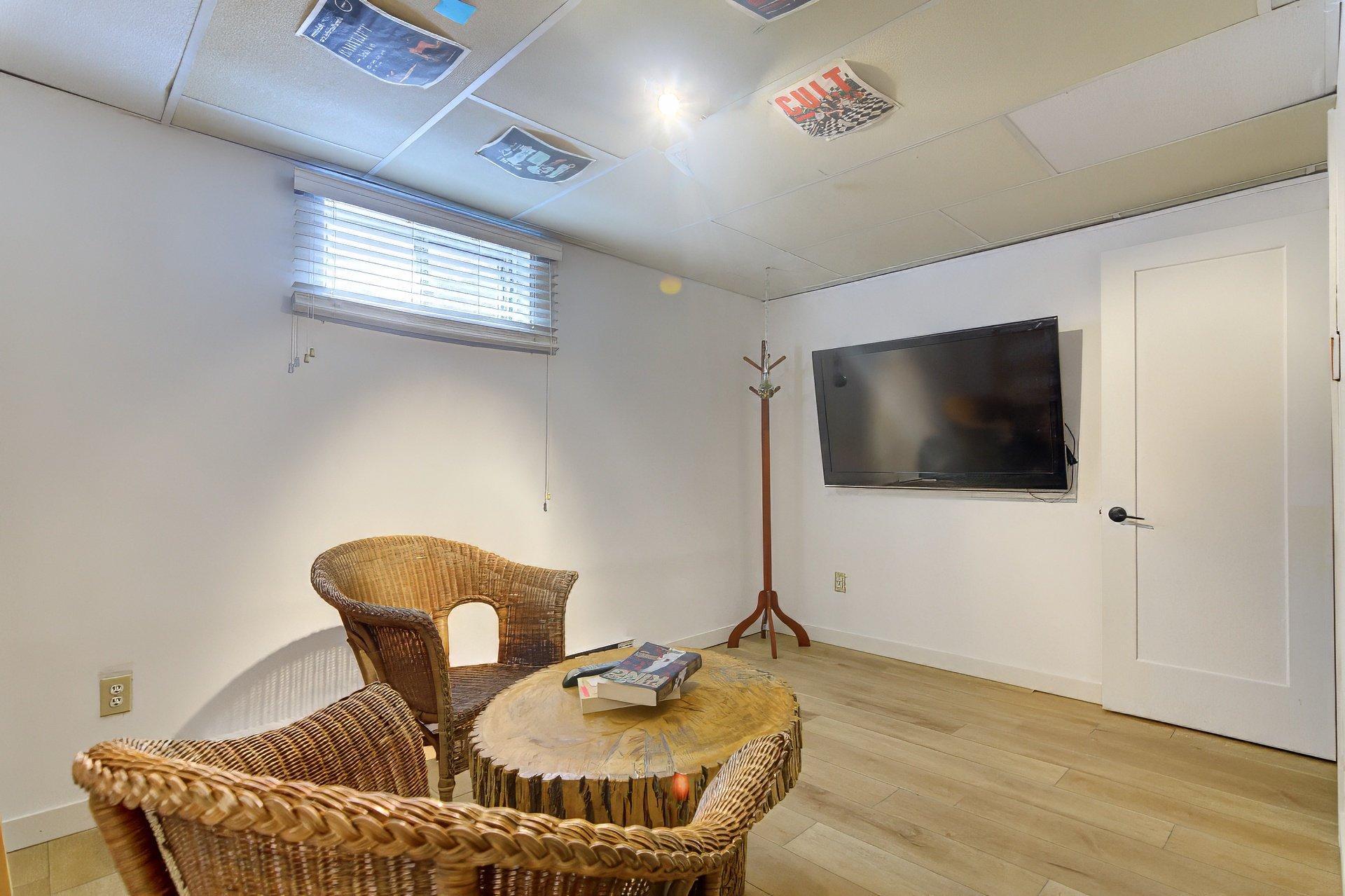 









239


Rue Libersan

,
Sainte-Thérèse,




QC
J7E4W6

