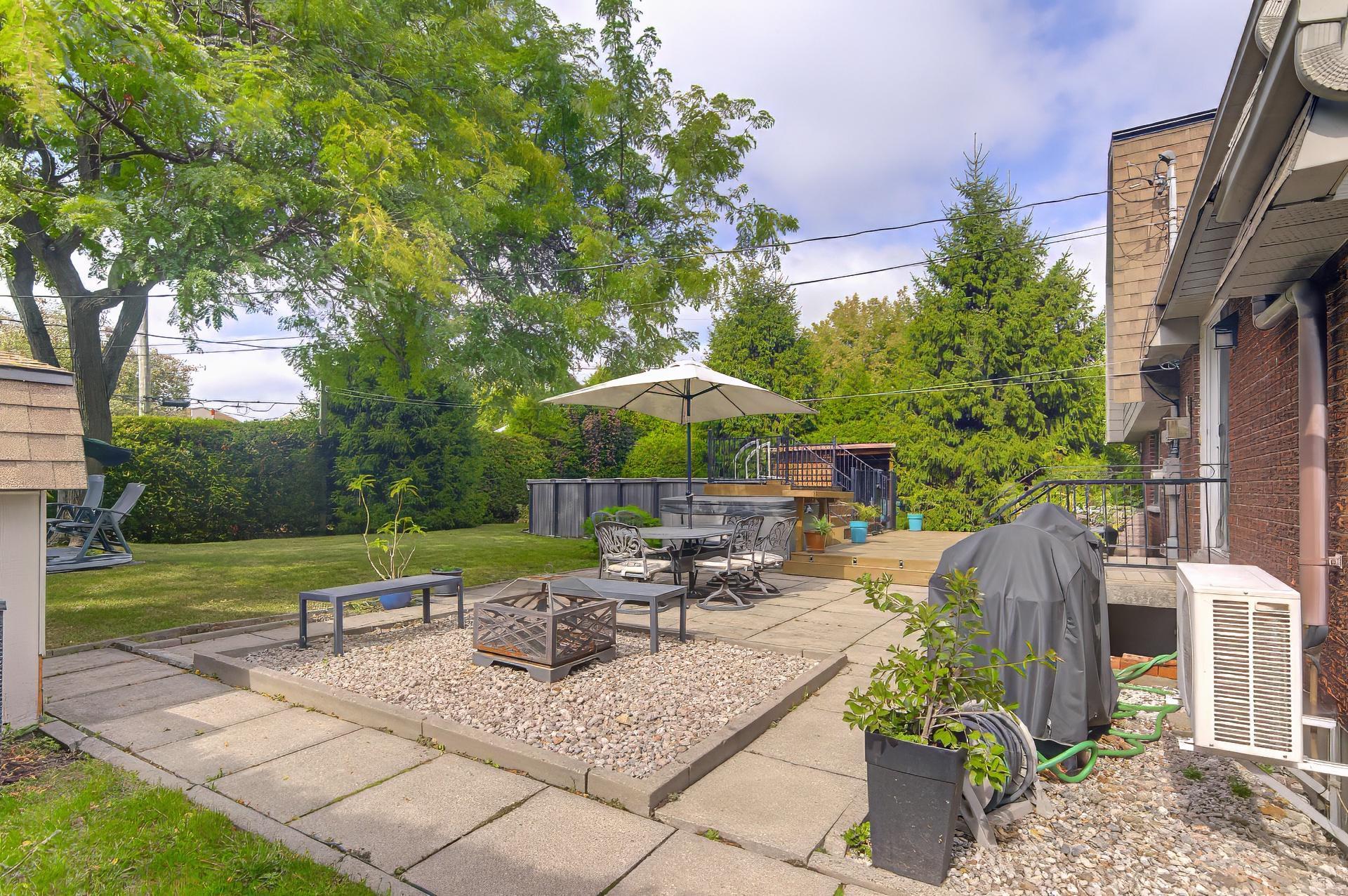 









239


Rue Libersan

,
Sainte-Thérèse,




QC
J7E4W6

