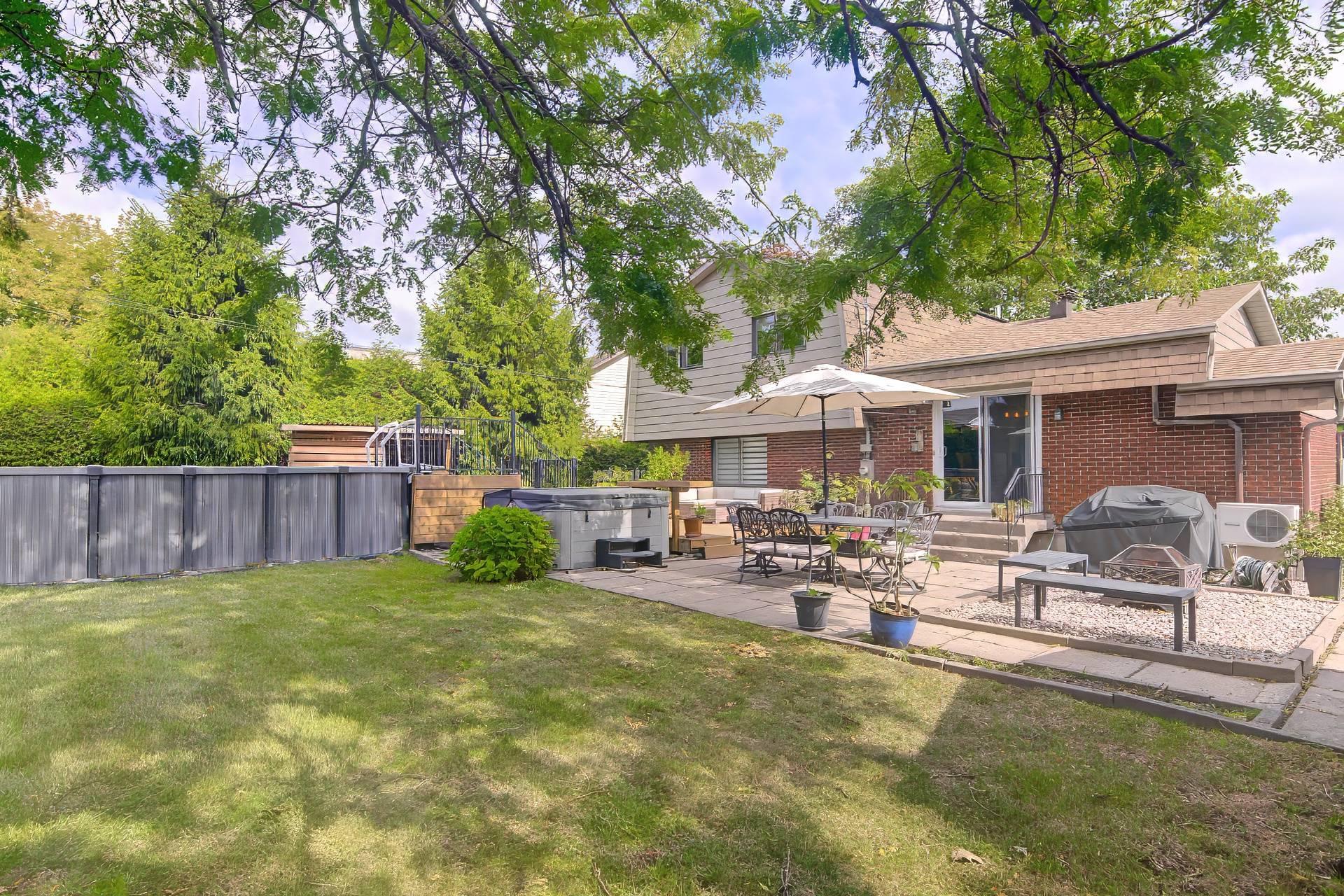 









239


Rue Libersan

,
Sainte-Thérèse,




QC
J7E4W6

