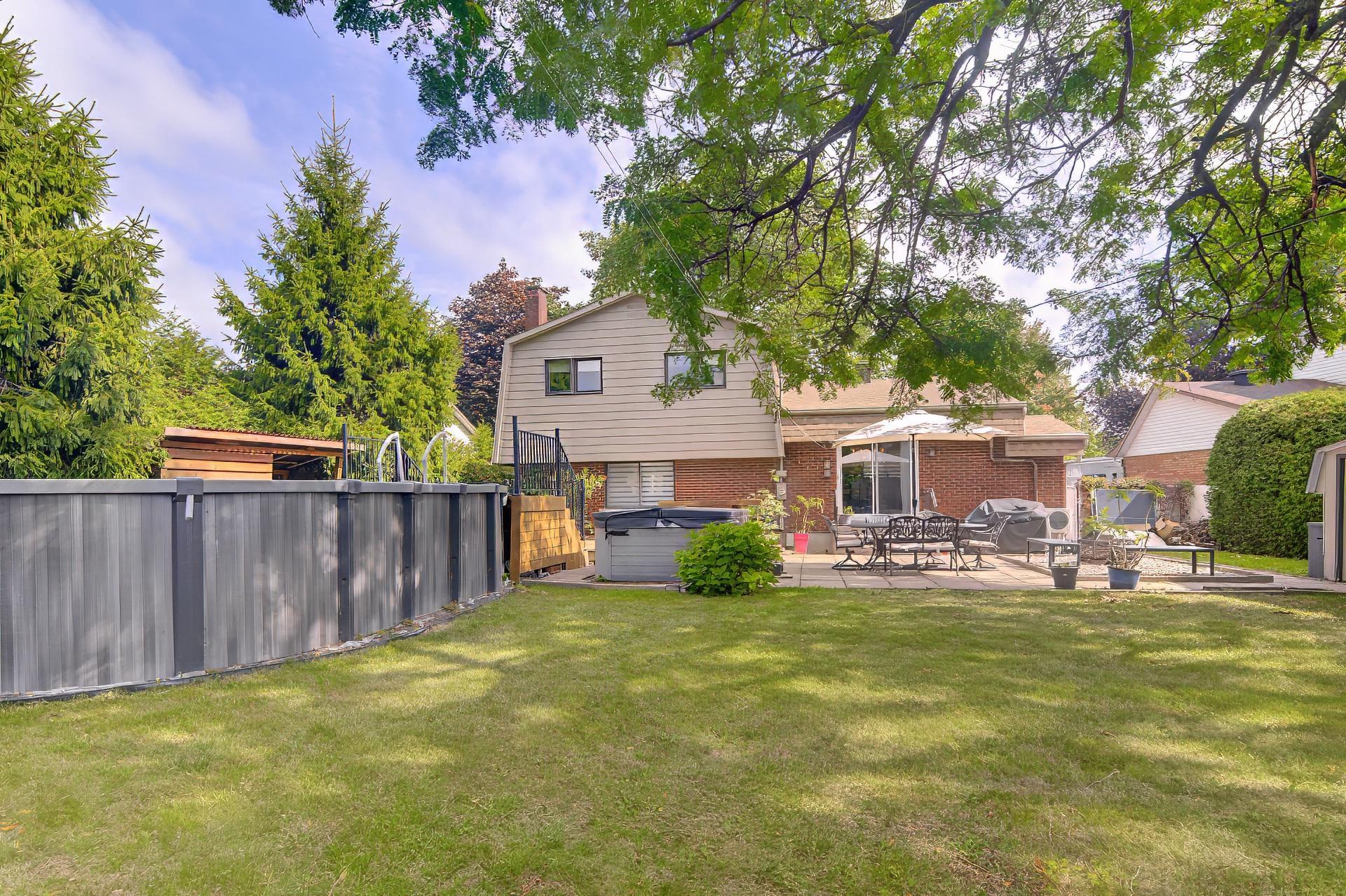 









239


Rue Libersan

,
Sainte-Thérèse,




QC
J7E4W6

