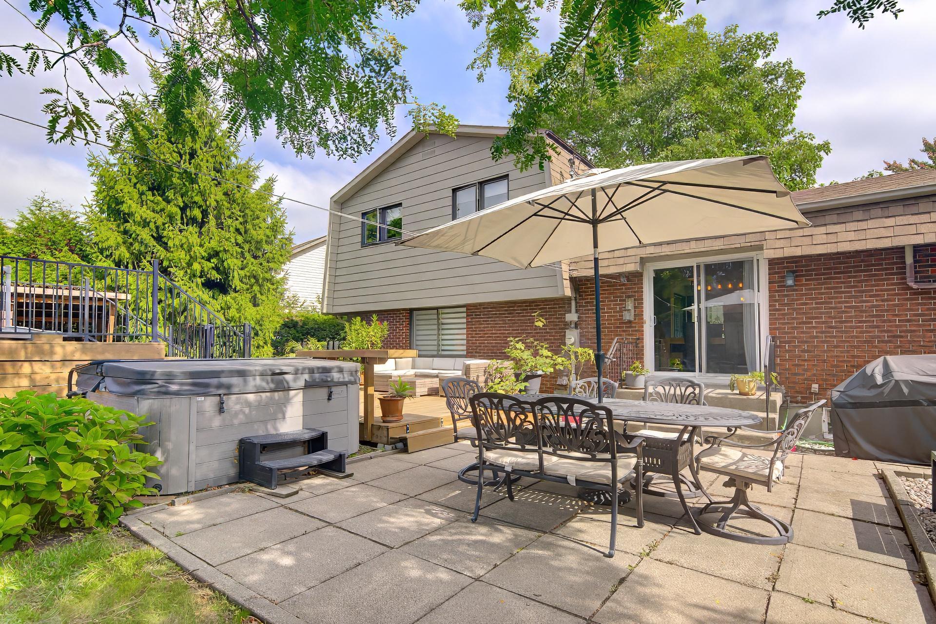 









239


Rue Libersan

,
Sainte-Thérèse,




QC
J7E4W6

