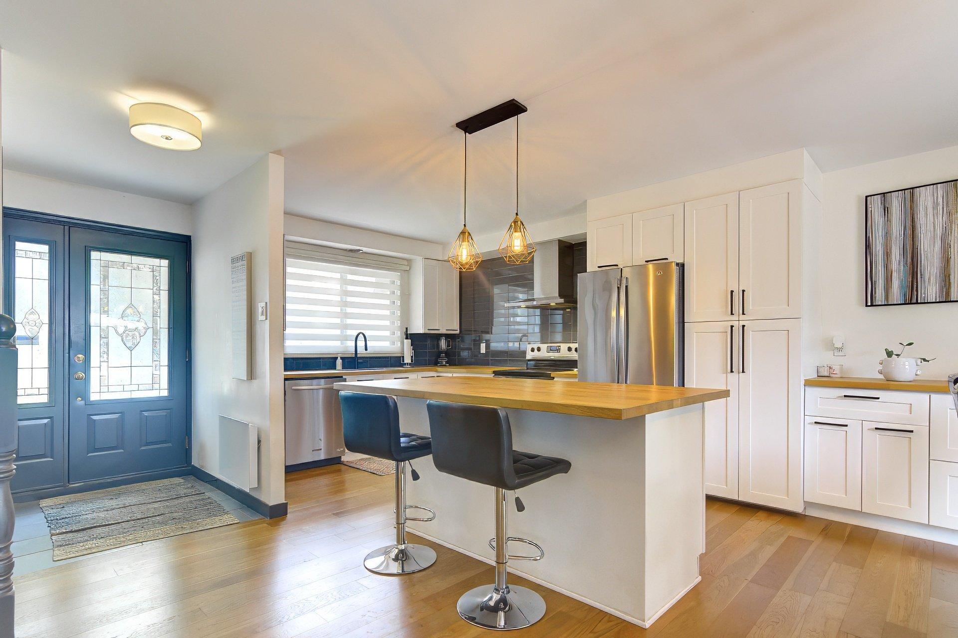 









239


Rue Libersan

,
Sainte-Thérèse,




QC
J7E4W6

