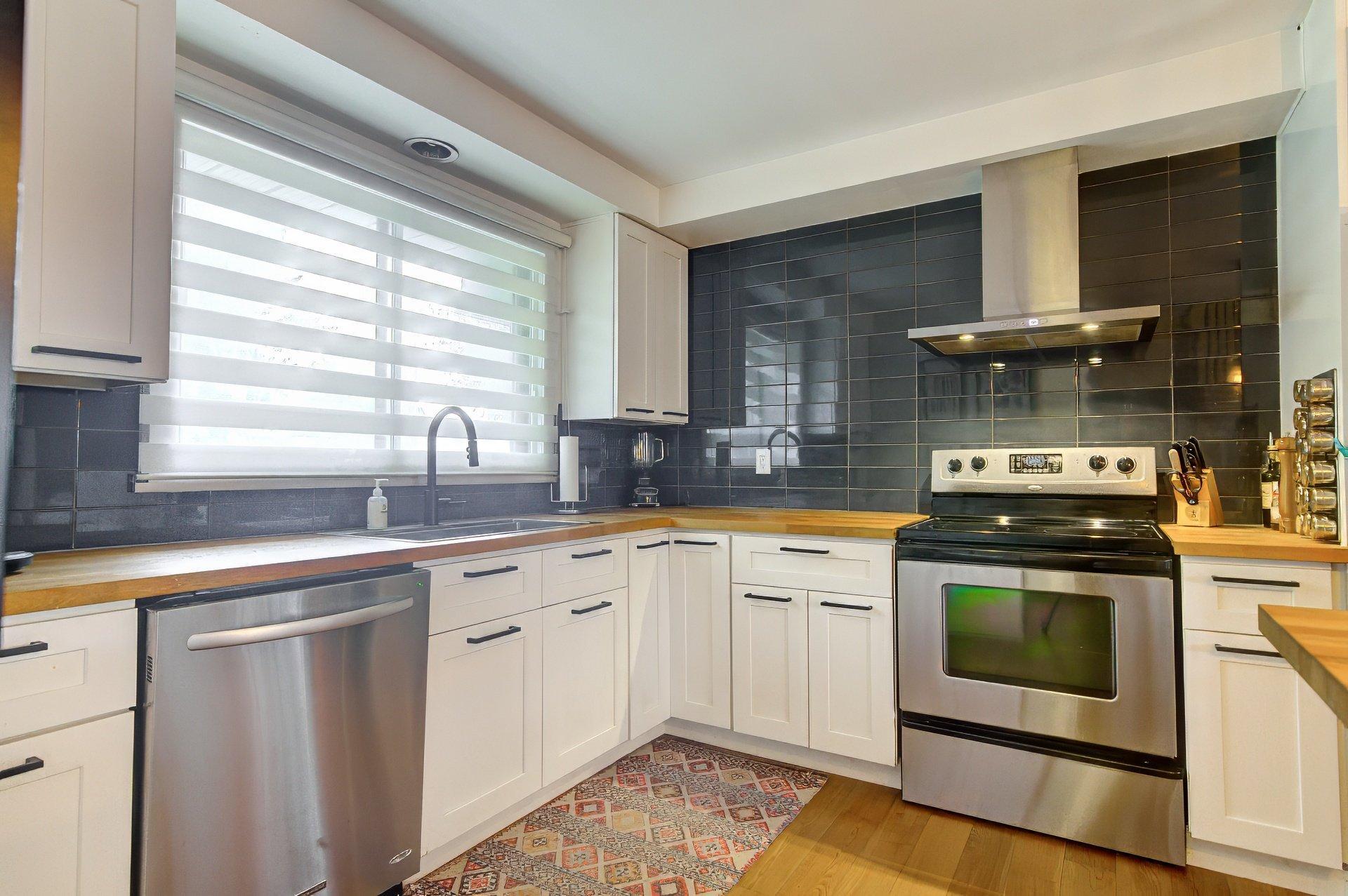 









239


Rue Libersan

,
Sainte-Thérèse,




QC
J7E4W6

