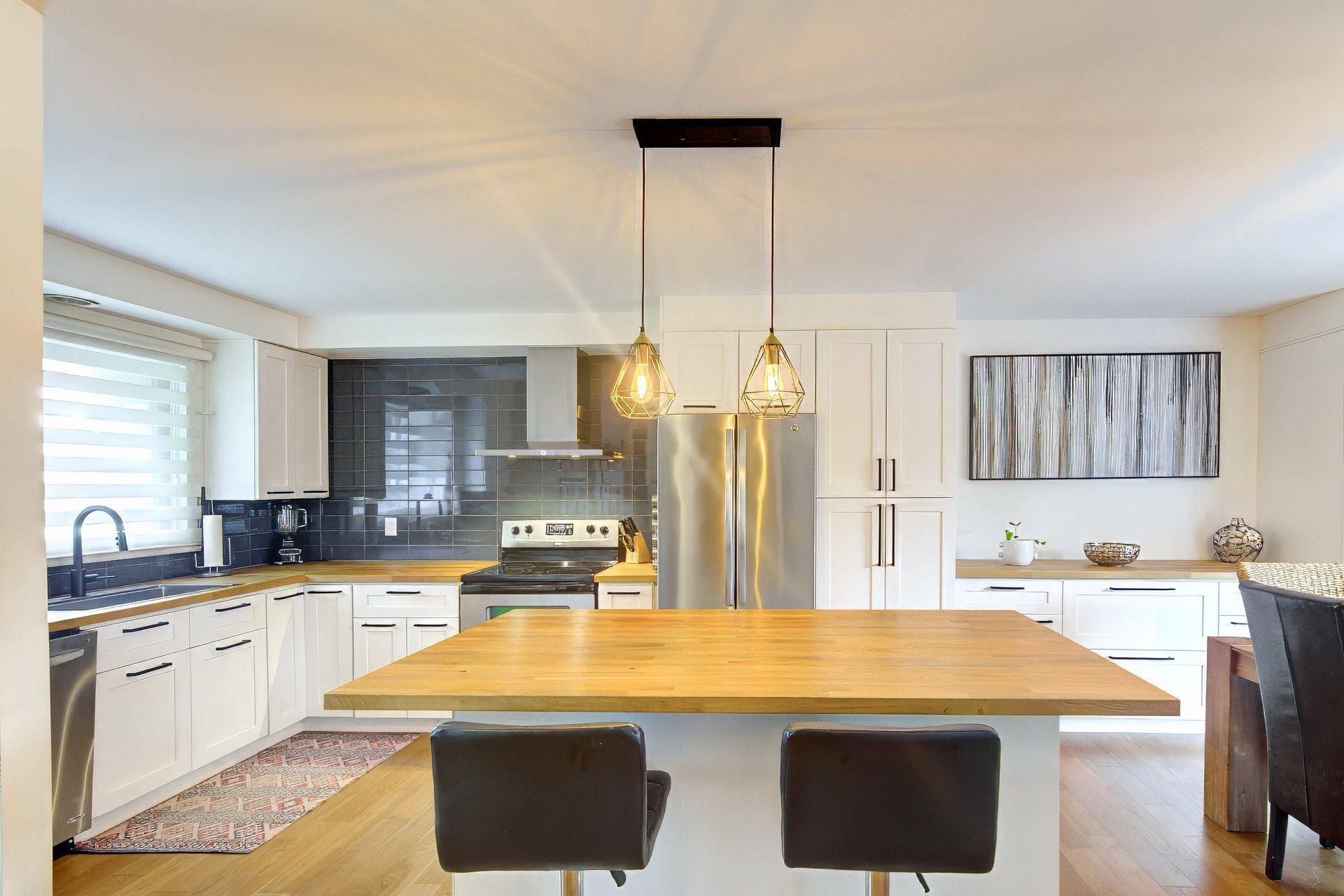 









239


Rue Libersan

,
Sainte-Thérèse,




QC
J7E4W6

