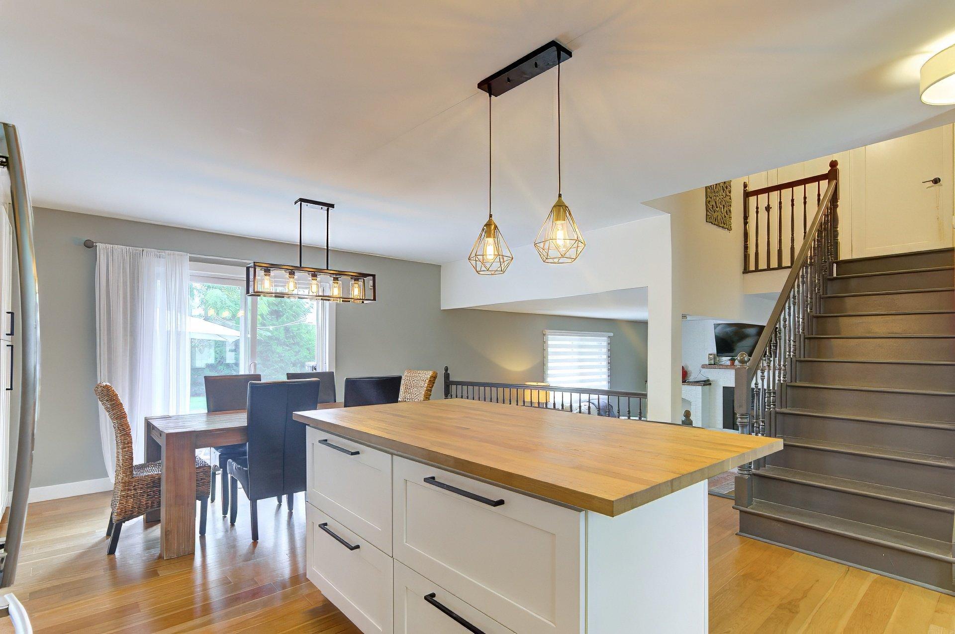 









239


Rue Libersan

,
Sainte-Thérèse,




QC
J7E4W6

