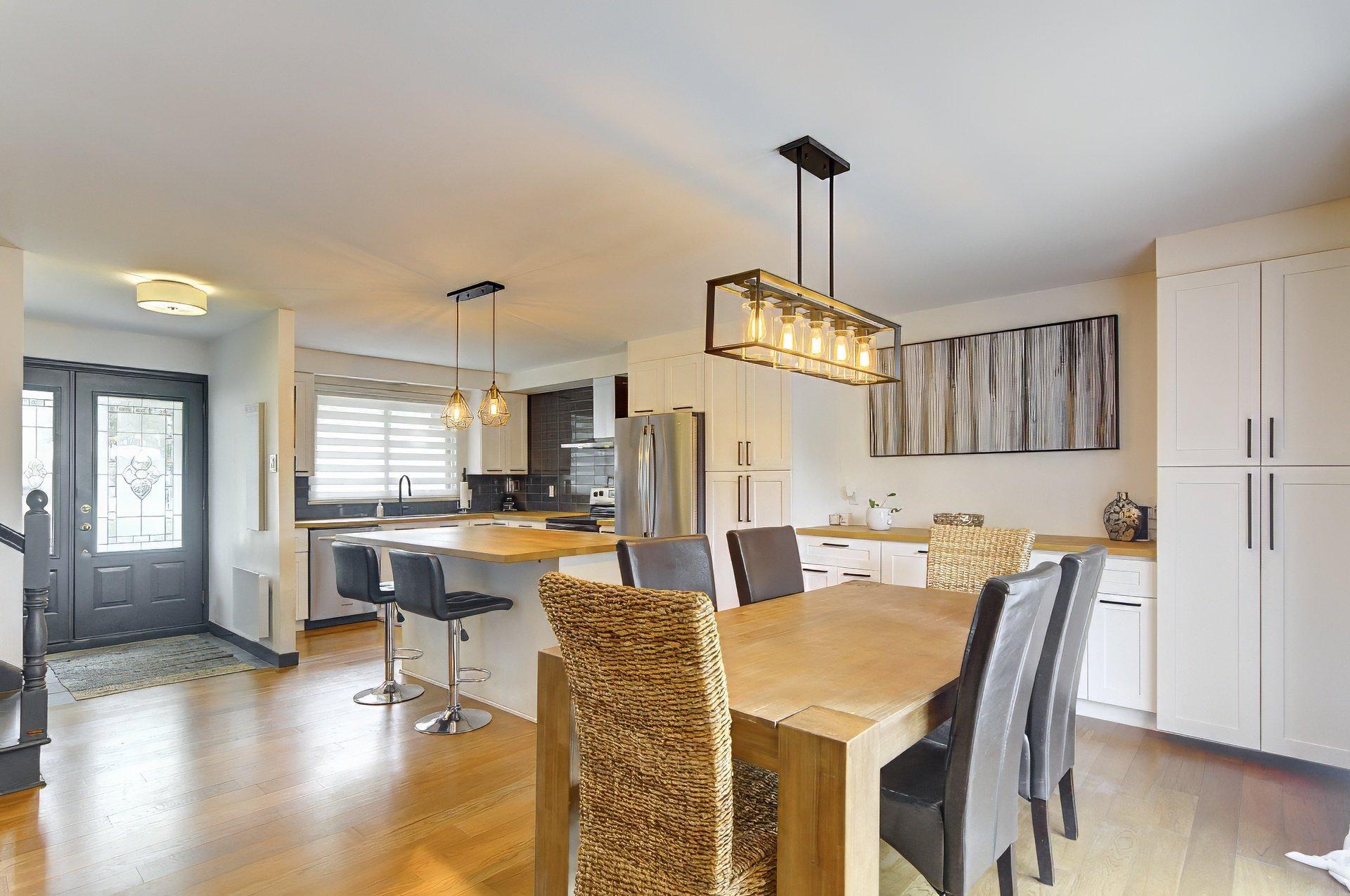 









239


Rue Libersan

,
Sainte-Thérèse,




QC
J7E4W6

