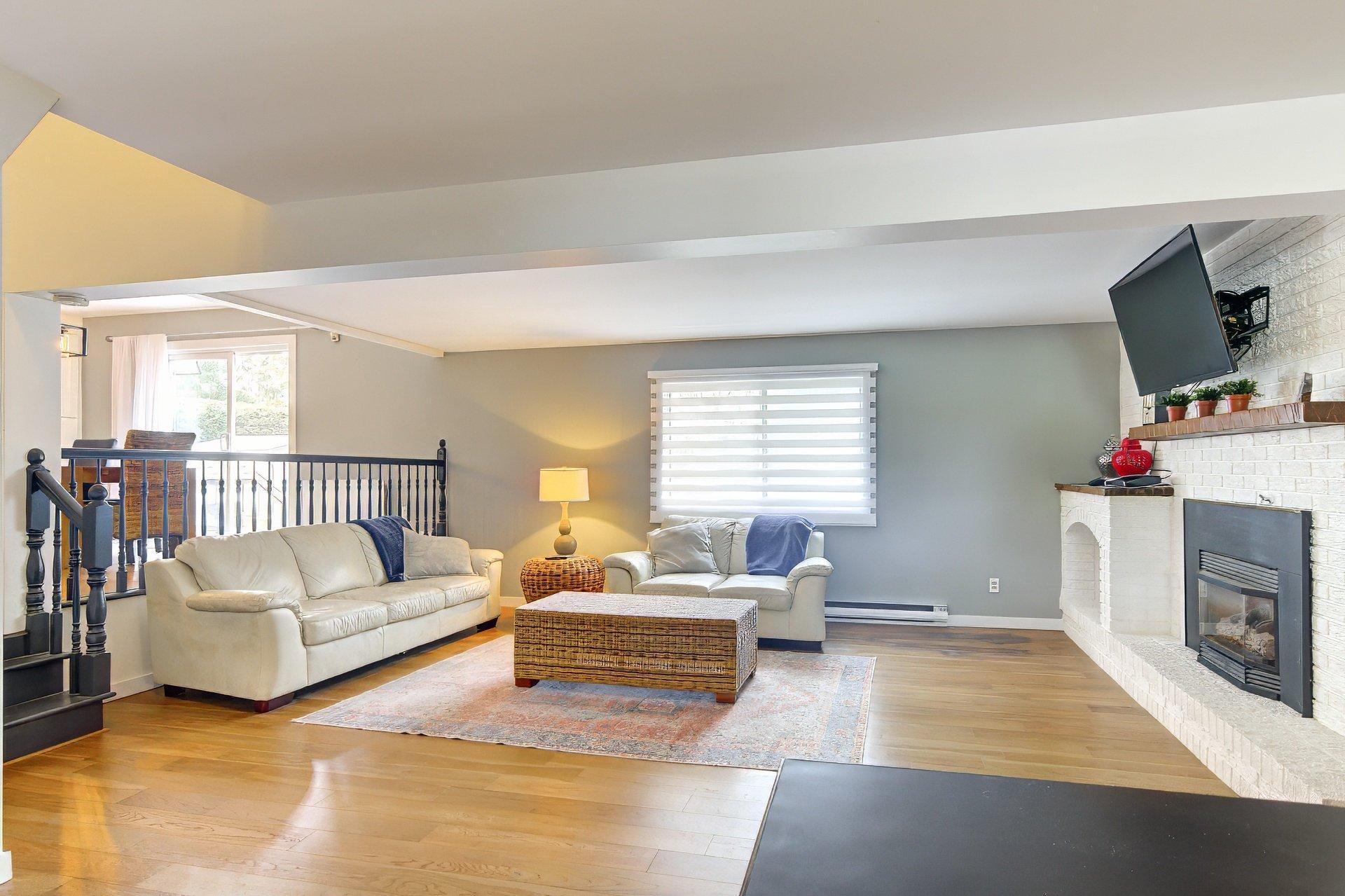 









239


Rue Libersan

,
Sainte-Thérèse,




QC
J7E4W6

