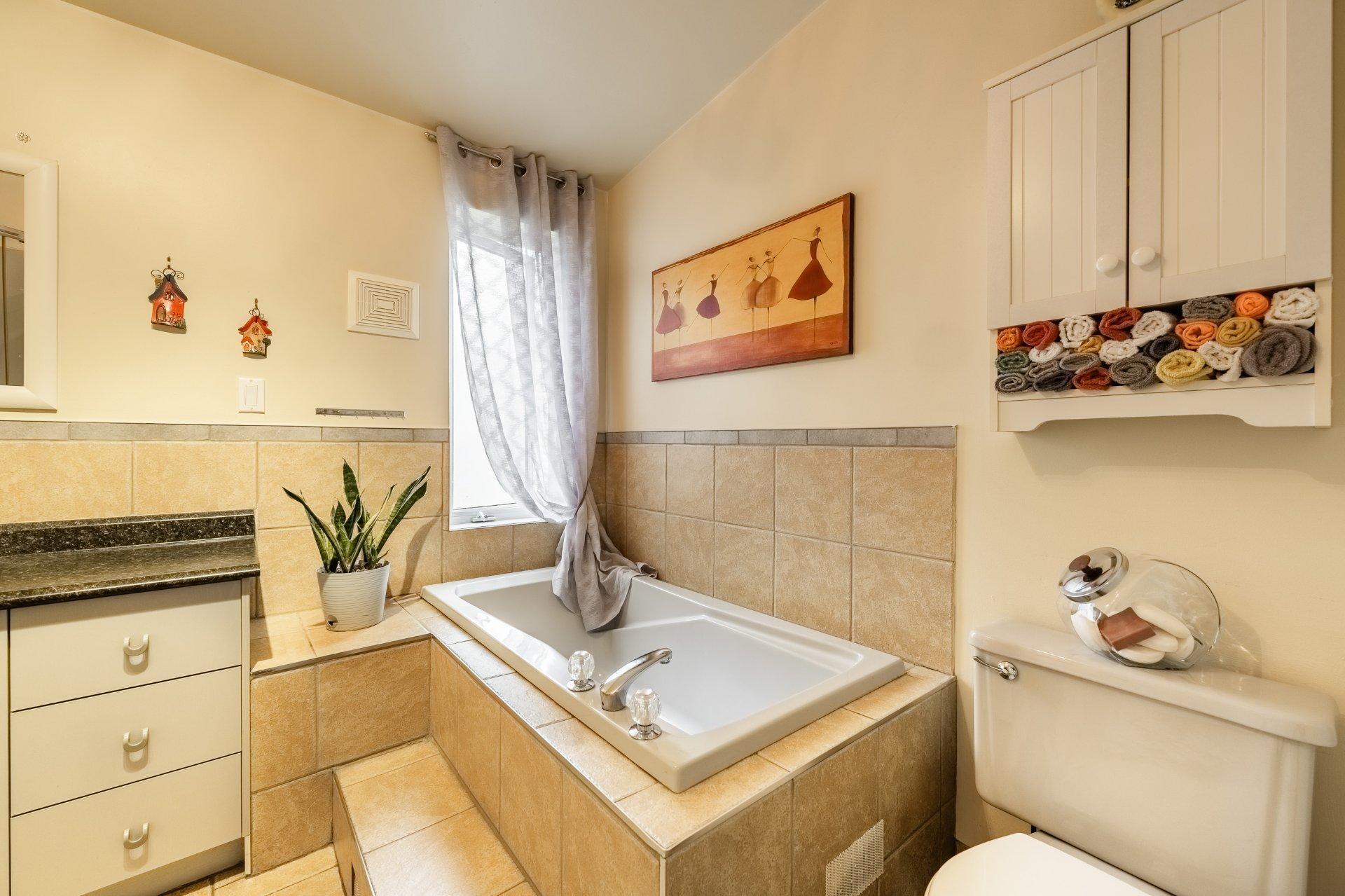 









60


Rue de la Calèche

,
Saint-Basile-le-Grand,




QC
J3N1P1

