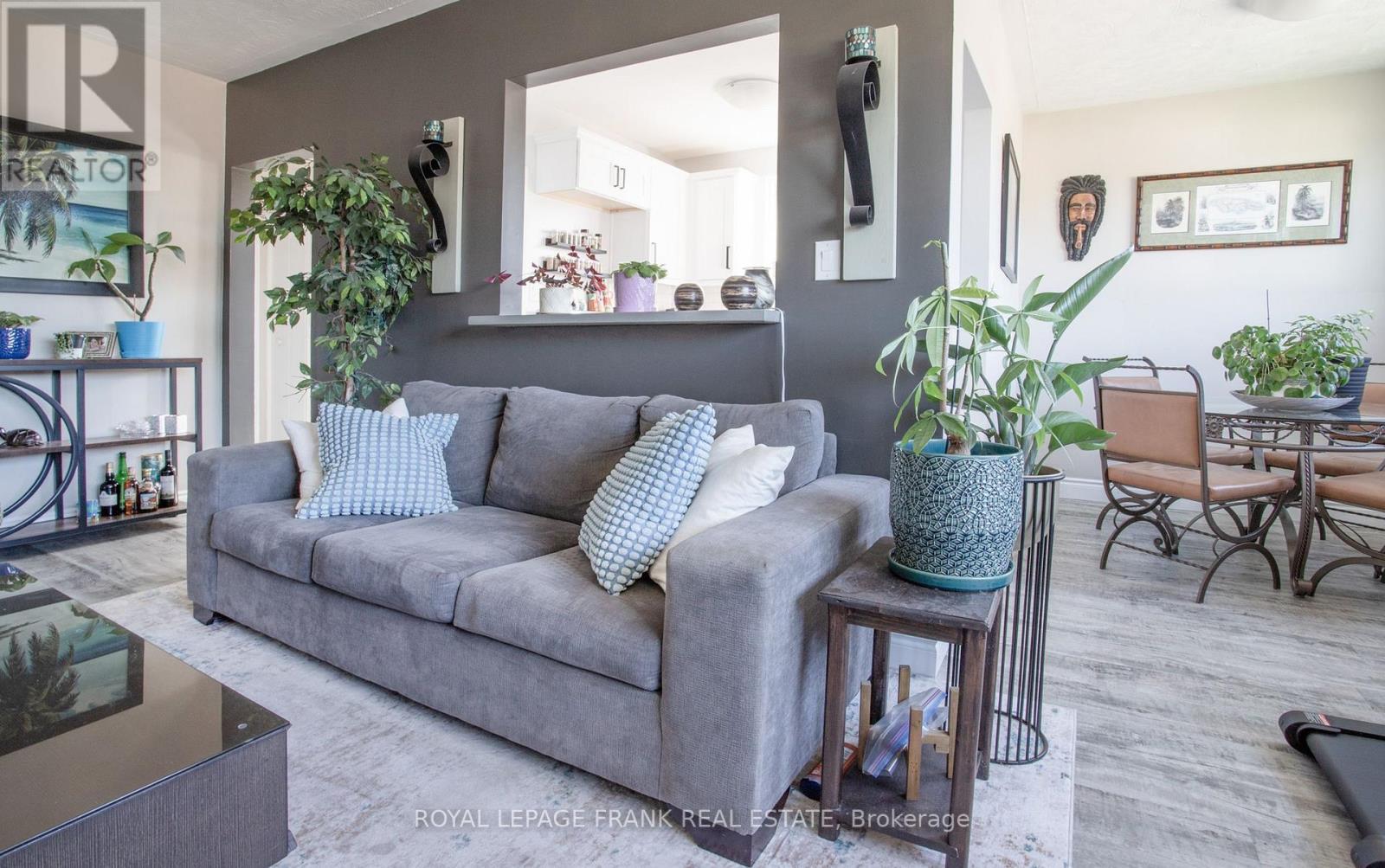 












203 OSHAWA BOULEVARD S

,
Oshawa (Central),




Ontario
L1H5R6

