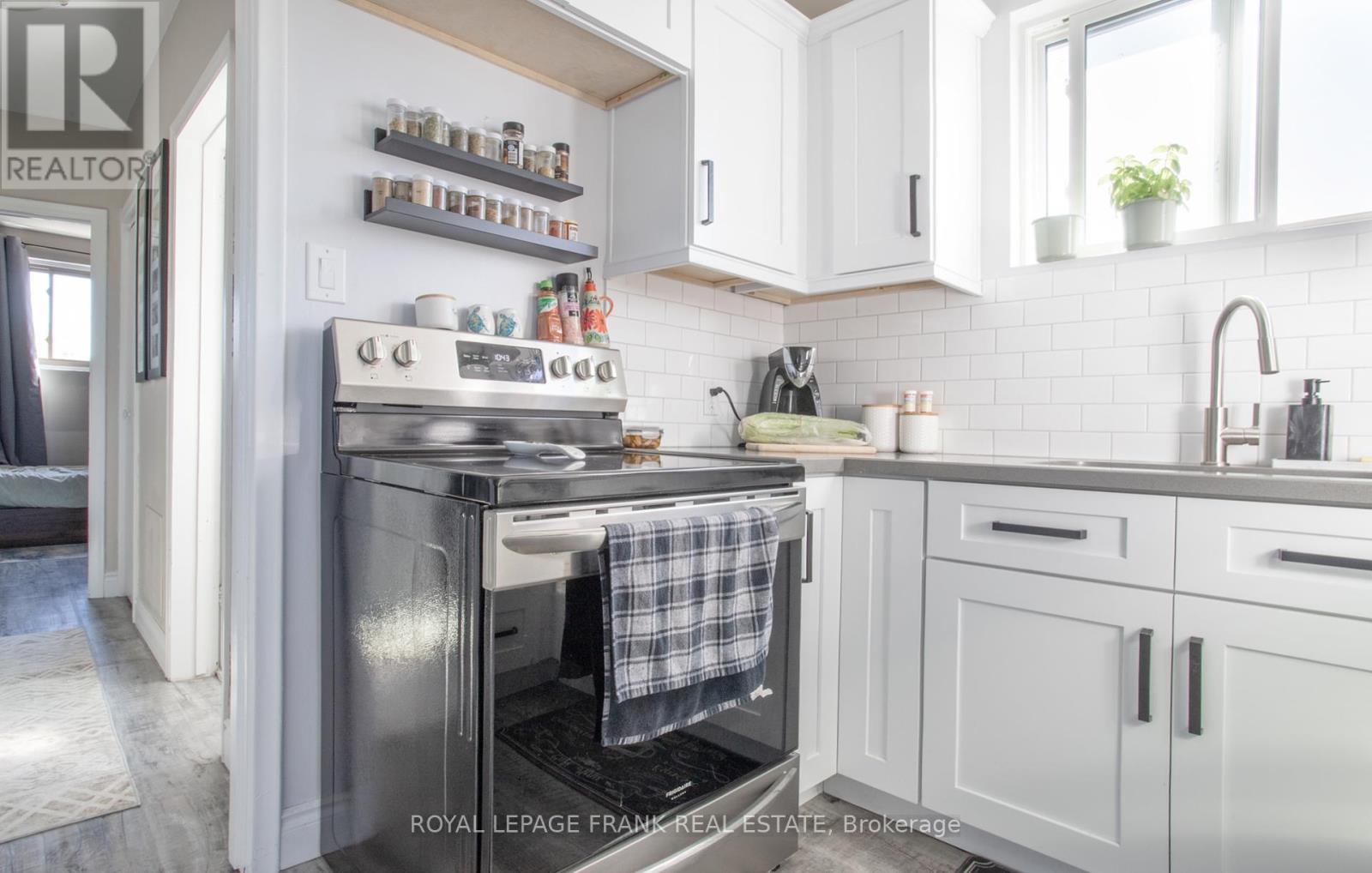 












203 OSHAWA BOULEVARD S

,
Oshawa (Central),




Ontario
L1H5R6

