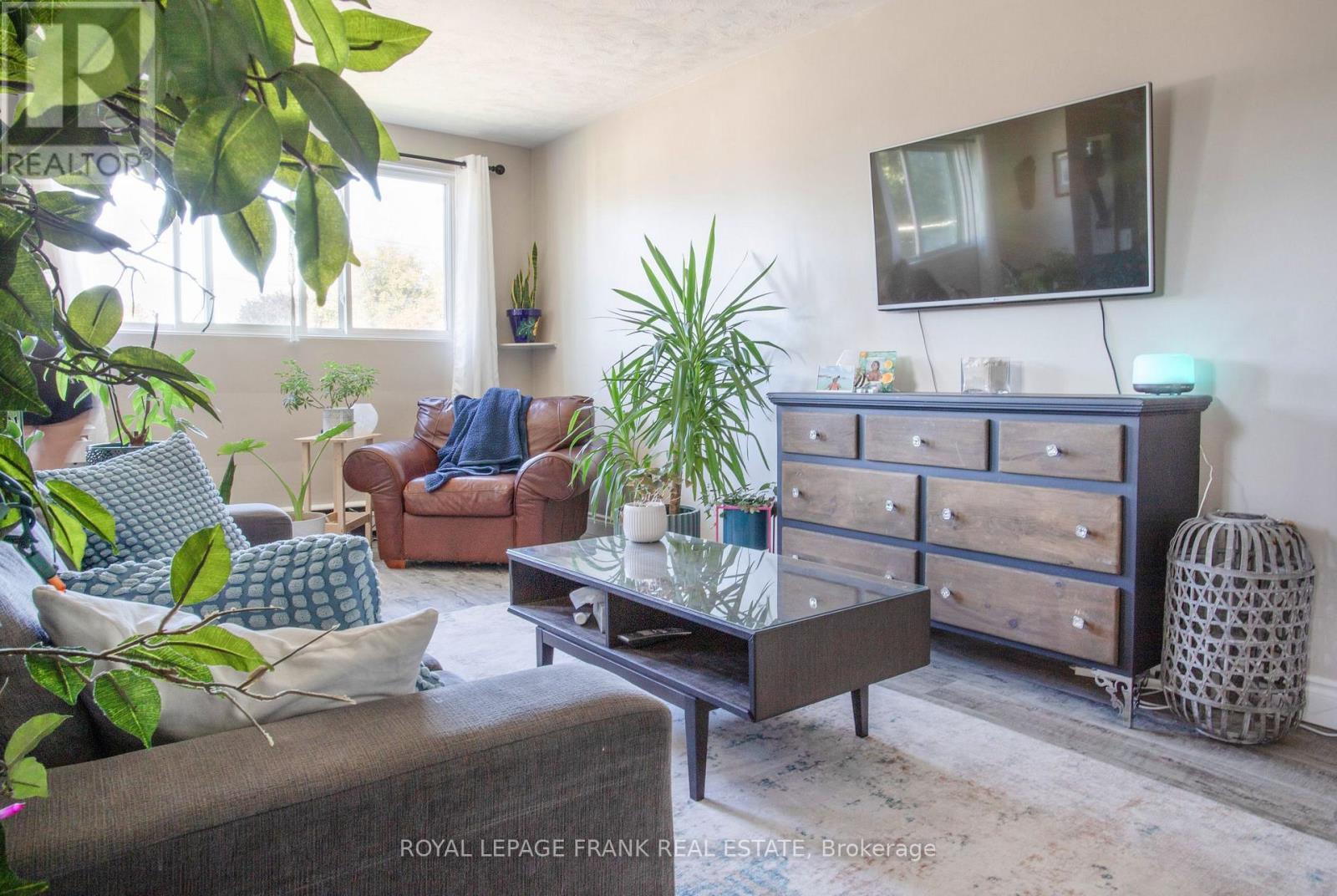 












203 OSHAWA BOULEVARD S

,
Oshawa (Central),




Ontario
L1H5R6

