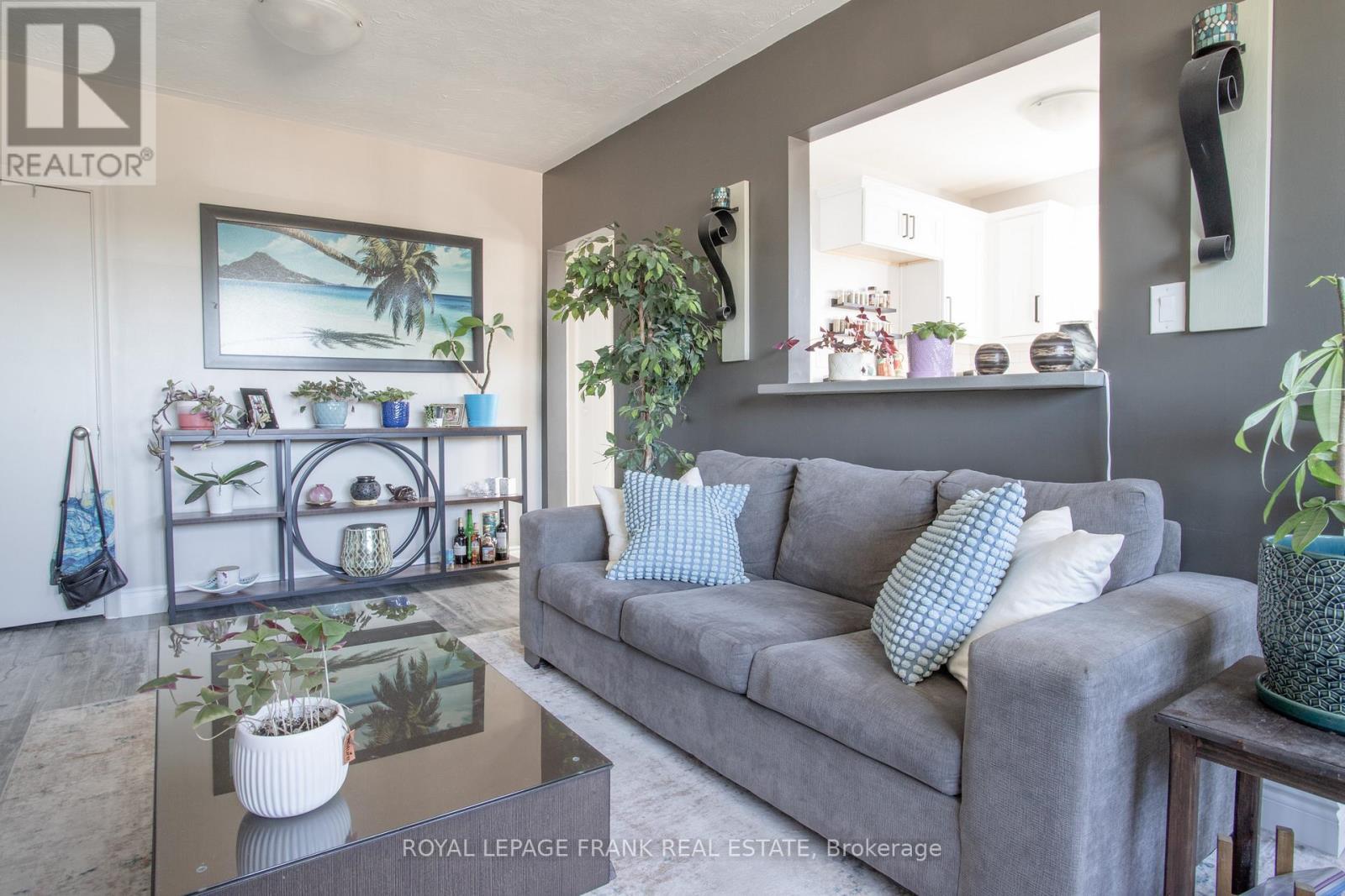 












203 OSHAWA BOULEVARD S

,
Oshawa (Central),




Ontario
L1H5R6


