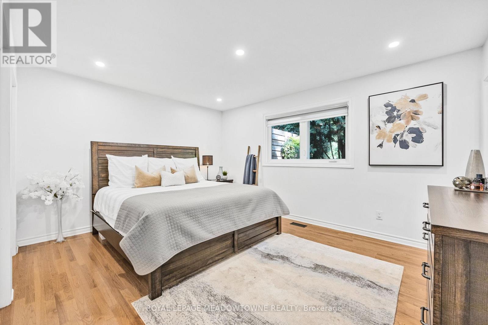 












106 CAMPBELL AVENUE E

,
Milton,




Ontario
L0P1B0

