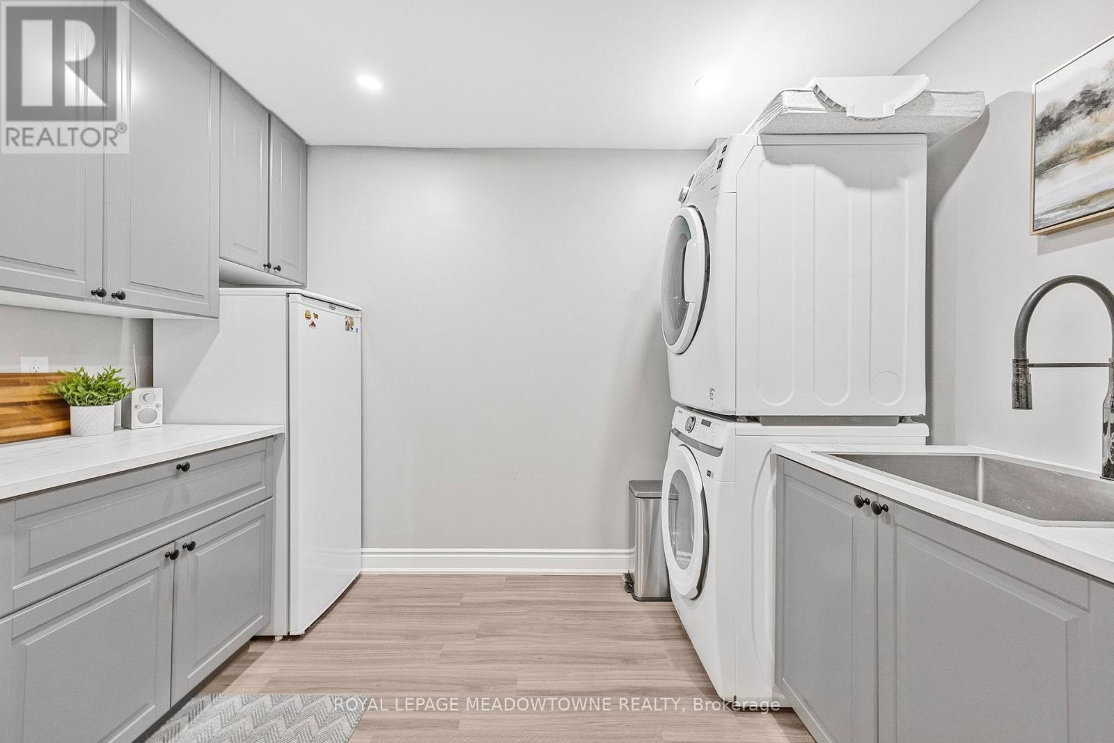












106 CAMPBELL AVENUE E

,
Milton,




Ontario
L0P1B0

