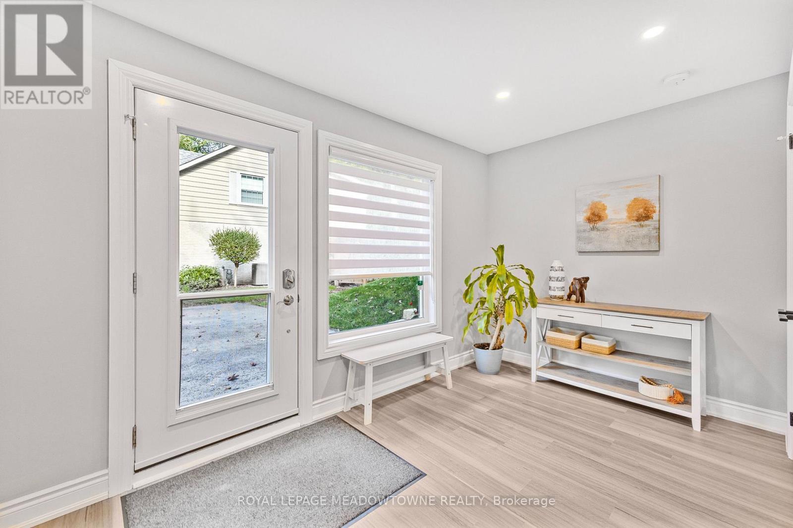 












106 CAMPBELL AVENUE E

,
Milton,




Ontario
L0P1B0

