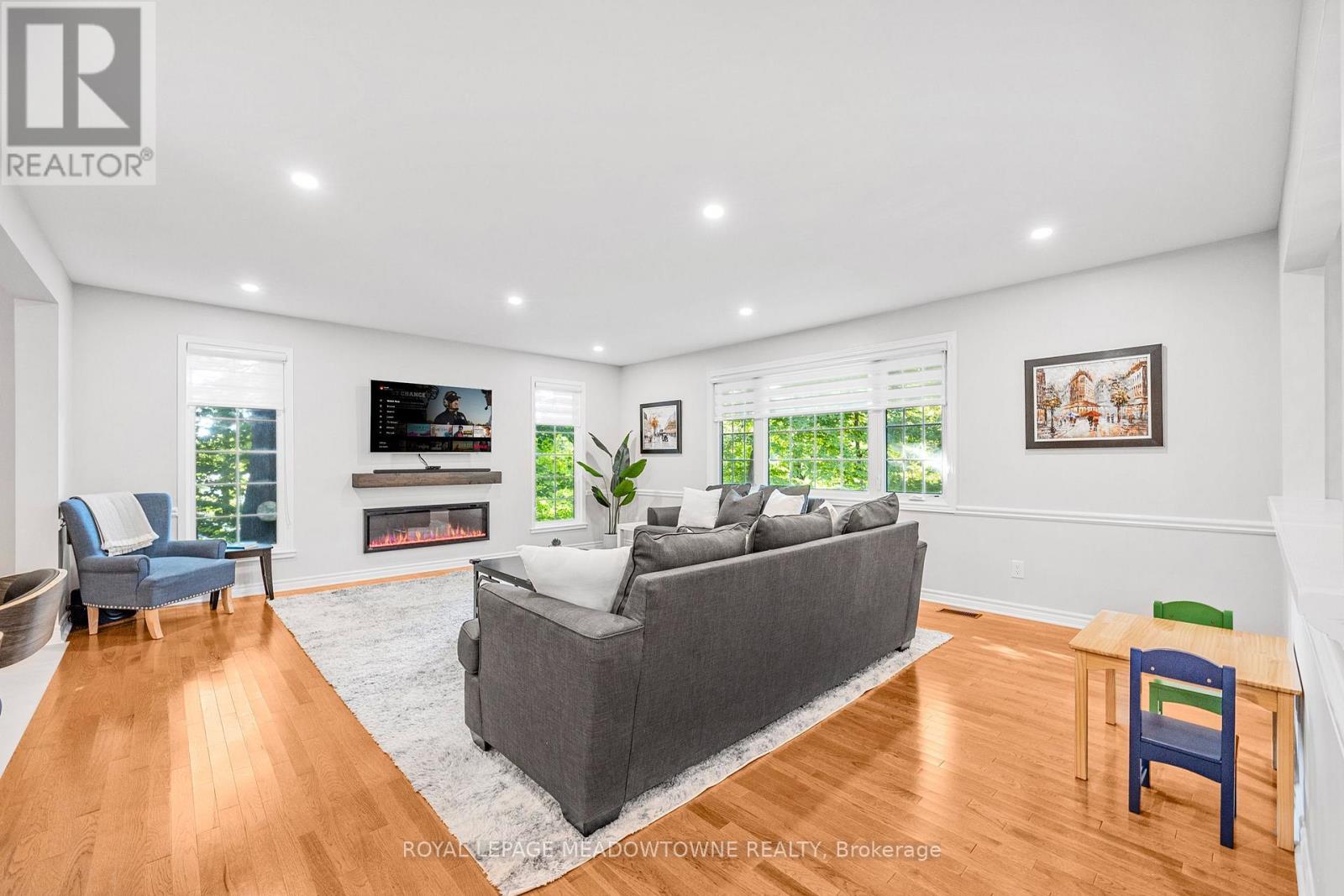 












106 CAMPBELL AVENUE E

,
Milton,




Ontario
L0P1B0

