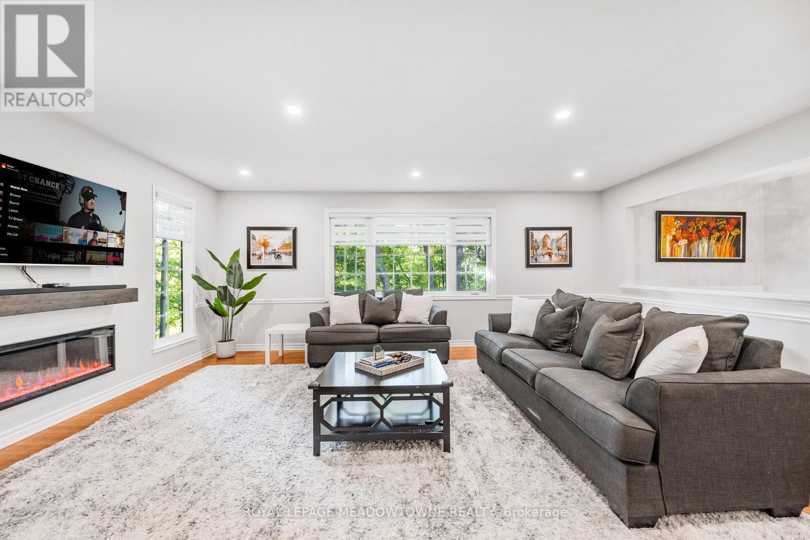 












106 CAMPBELL AVENUE E

,
Milton,




Ontario
L0P1B0

