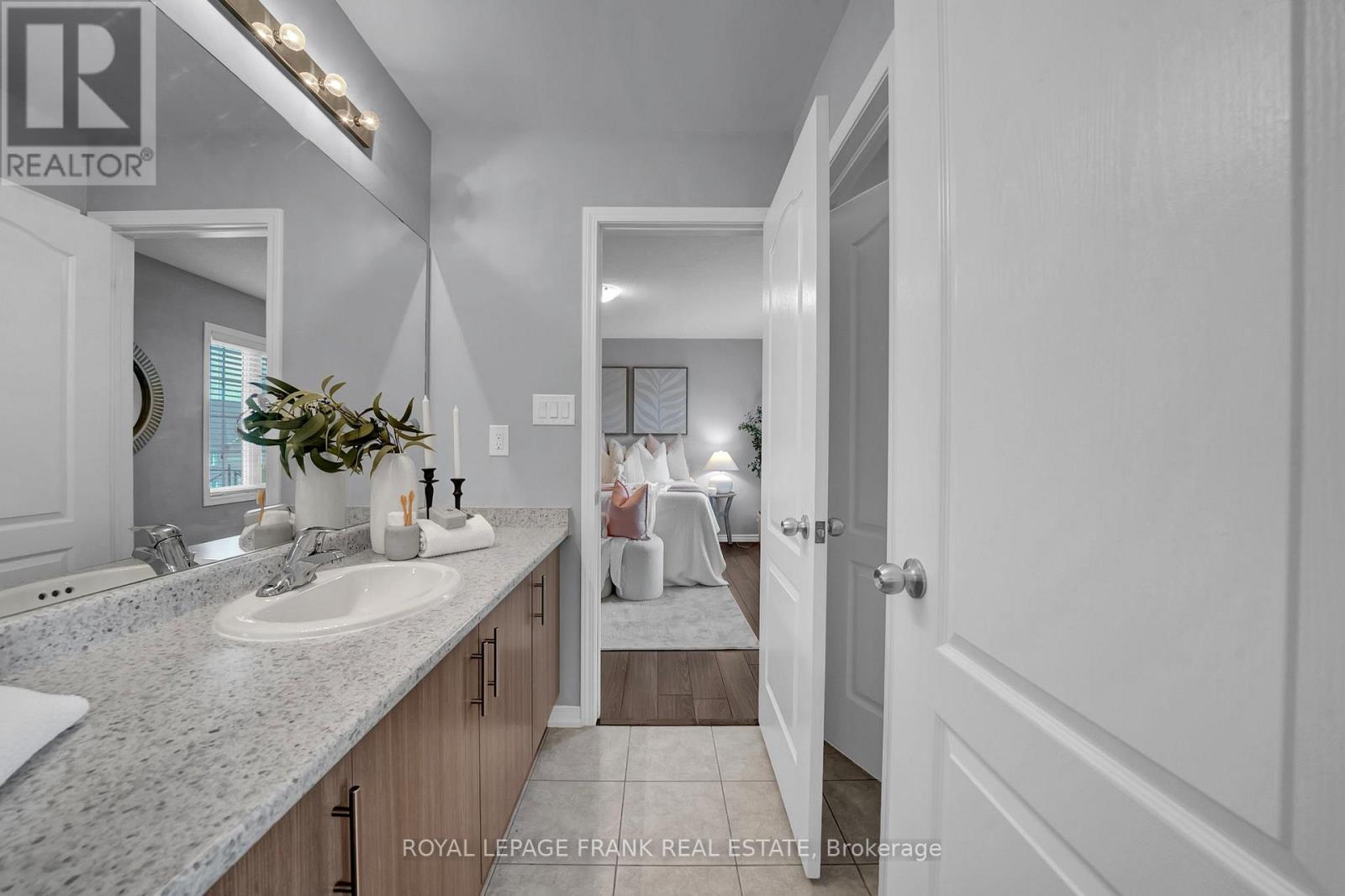 












85 BUTSON CRESCENT

,
Clarington (Bowmanville),




Ontario
L1C0S5

