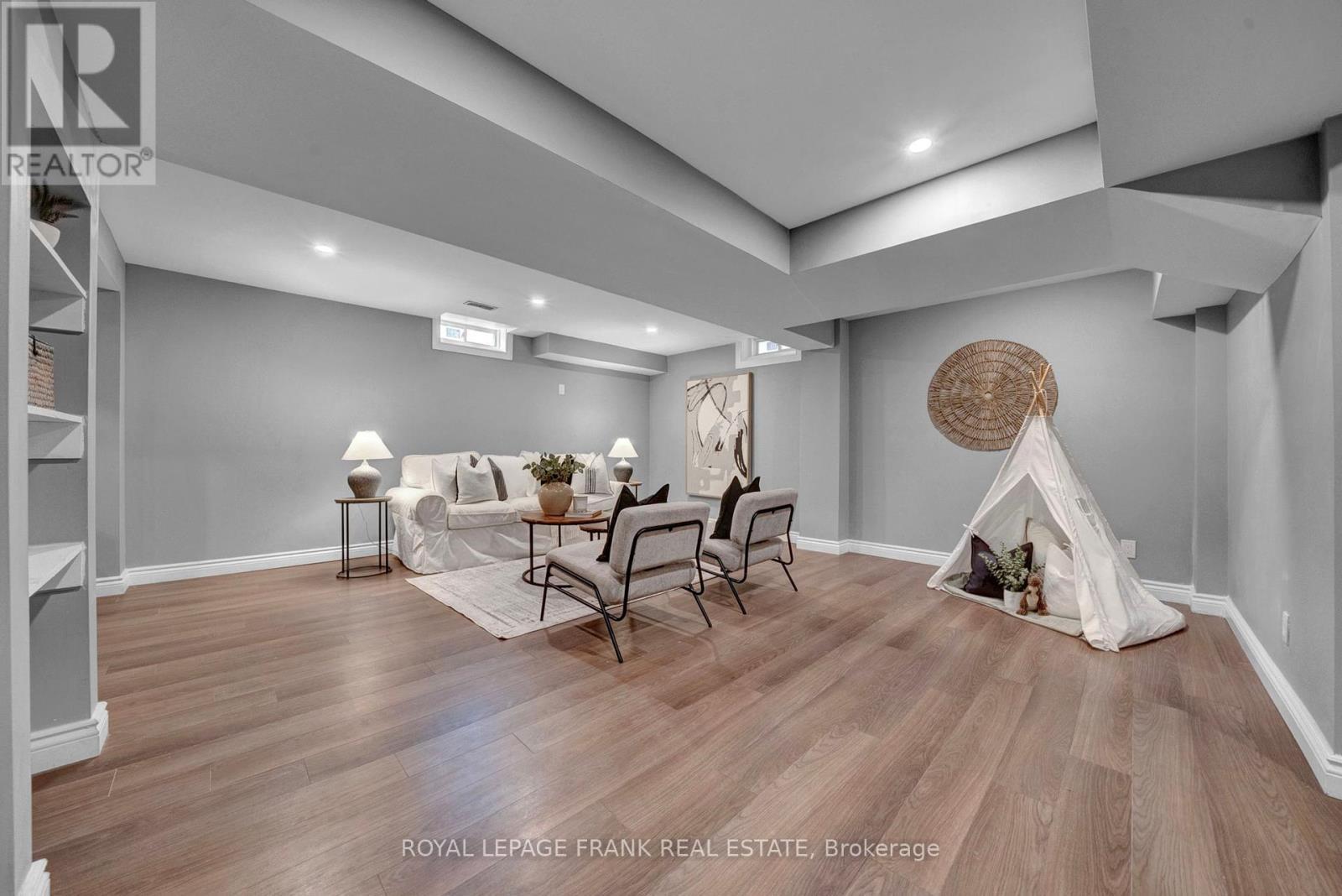 












85 BUTSON CRESCENT

,
Clarington (Bowmanville),




Ontario
L1C0S5

