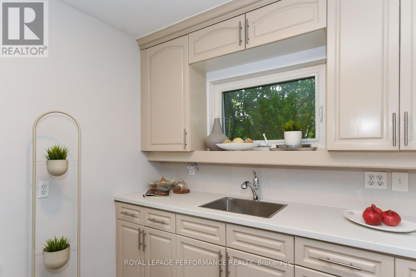 












274 QUEEN MARY STREET

,
Ottawa,




Ontario
K1K1X2

