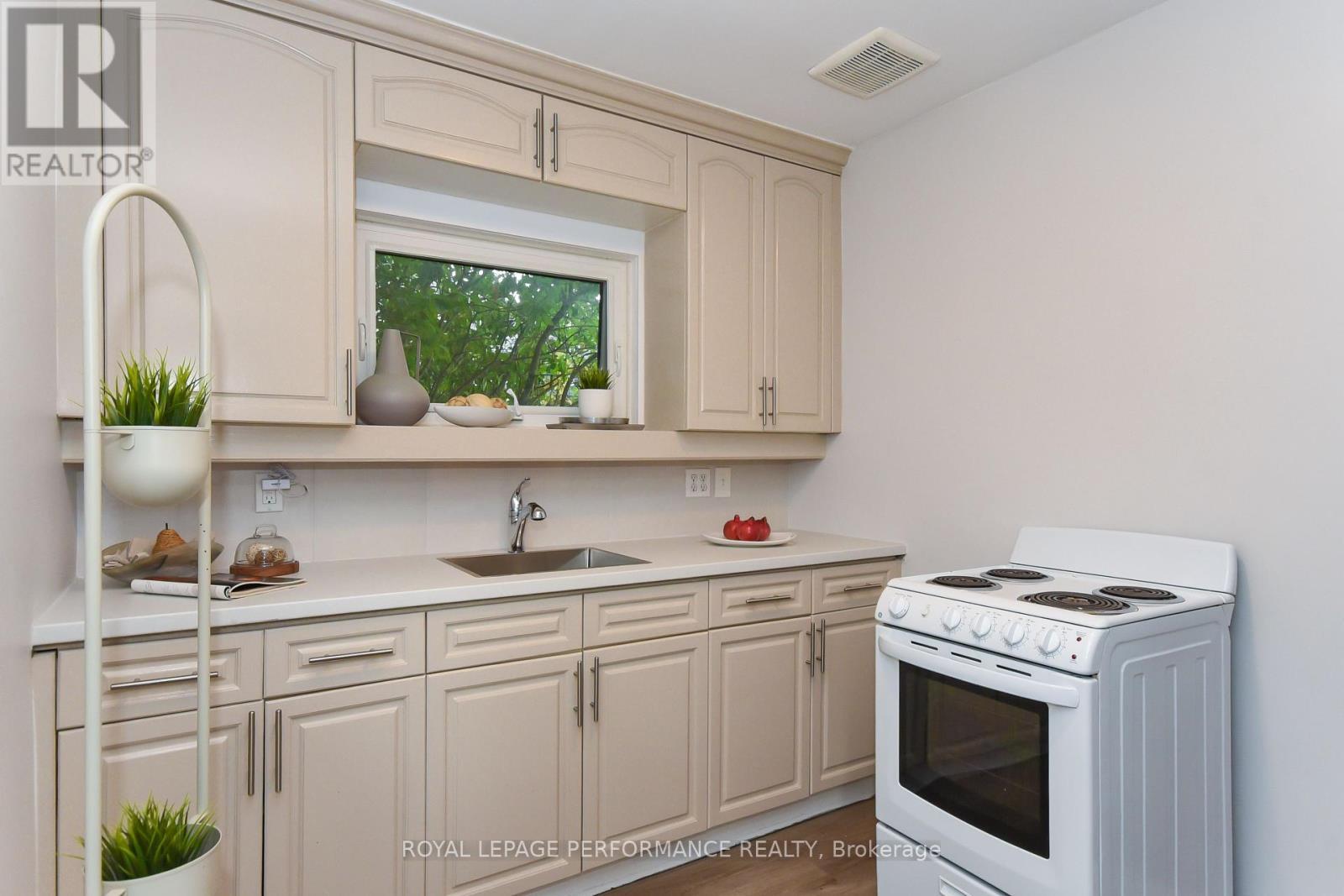 












274 QUEEN MARY STREET

,
Ottawa,




Ontario
K1K1X2

