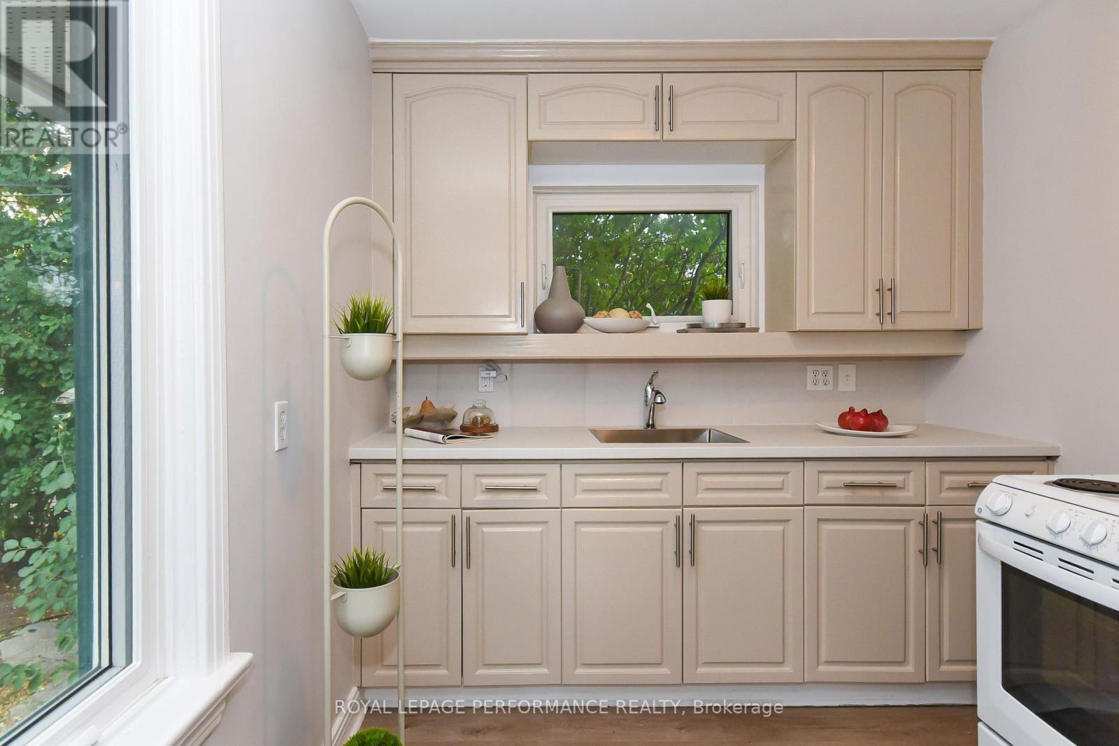 












274 QUEEN MARY STREET

,
Ottawa,




Ontario
K1K1X2

