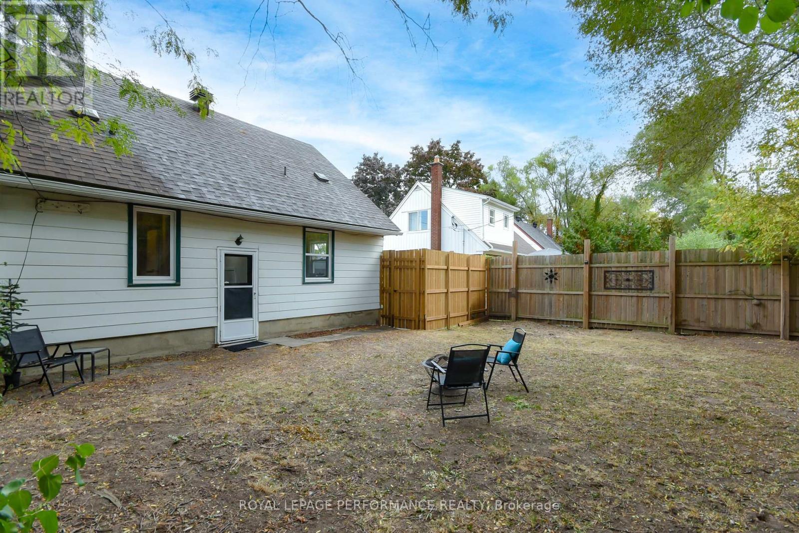 












274 QUEEN MARY STREET

,
Ottawa,




Ontario
K1K1X2

