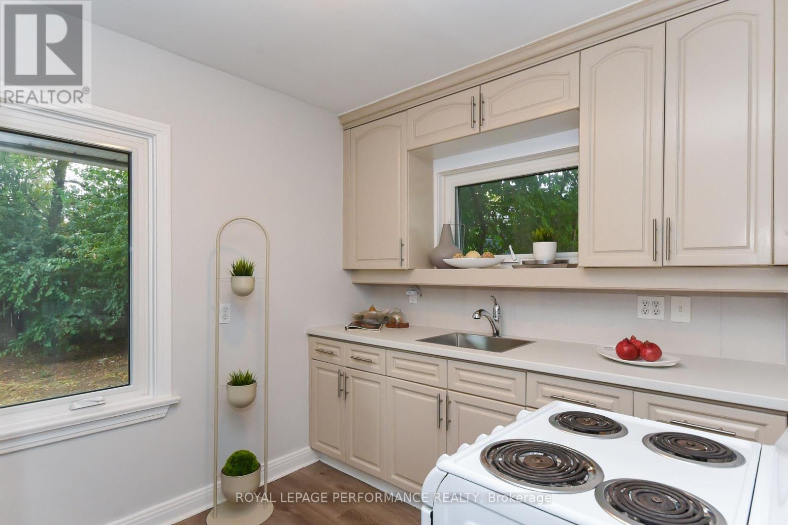 












274 QUEEN MARY STREET

,
Ottawa,




Ontario
K1K1X2

