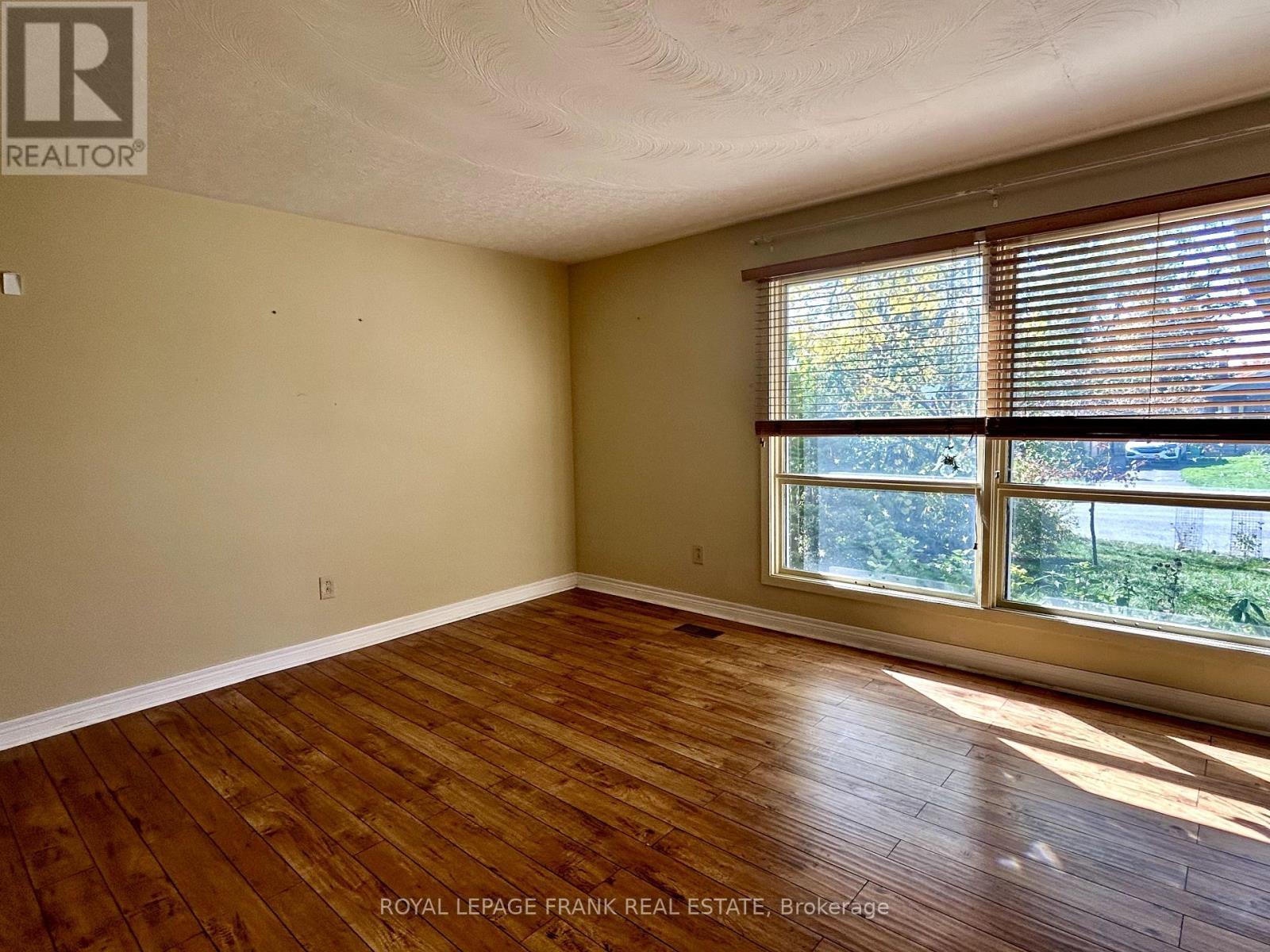 












4 PEARY PLACE

,
Peterborough (Northcrest Ward 5),




Ontario
K9H6Y5

