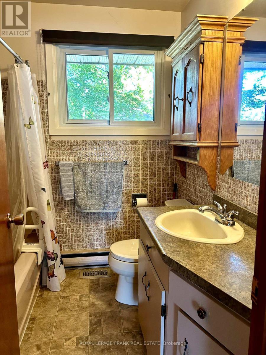 












4 PEARY PLACE

,
Peterborough (Northcrest Ward 5),




Ontario
K9H6Y5

