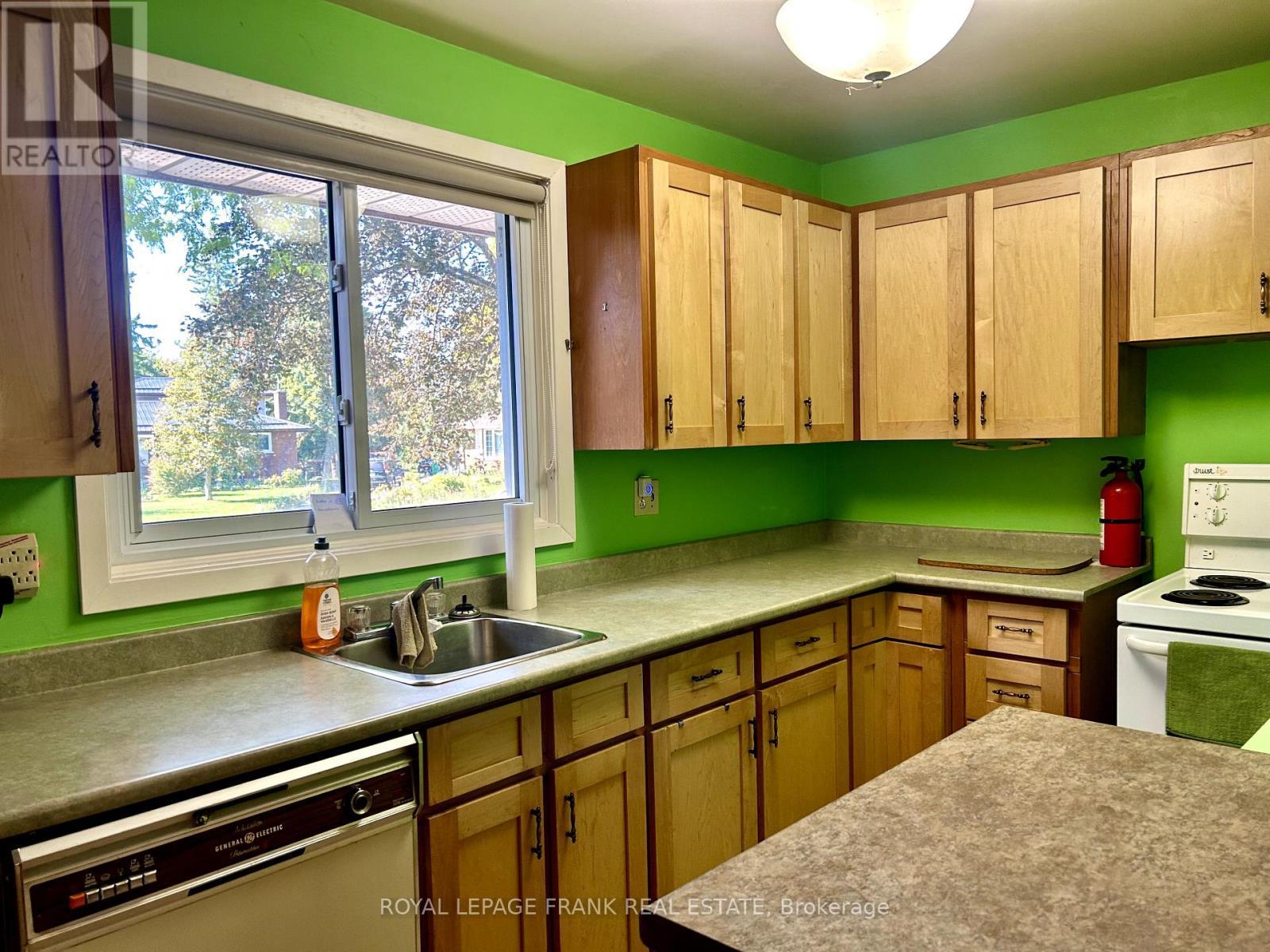 












4 PEARY PLACE

,
Peterborough (Northcrest Ward 5),




Ontario
K9H6Y5

