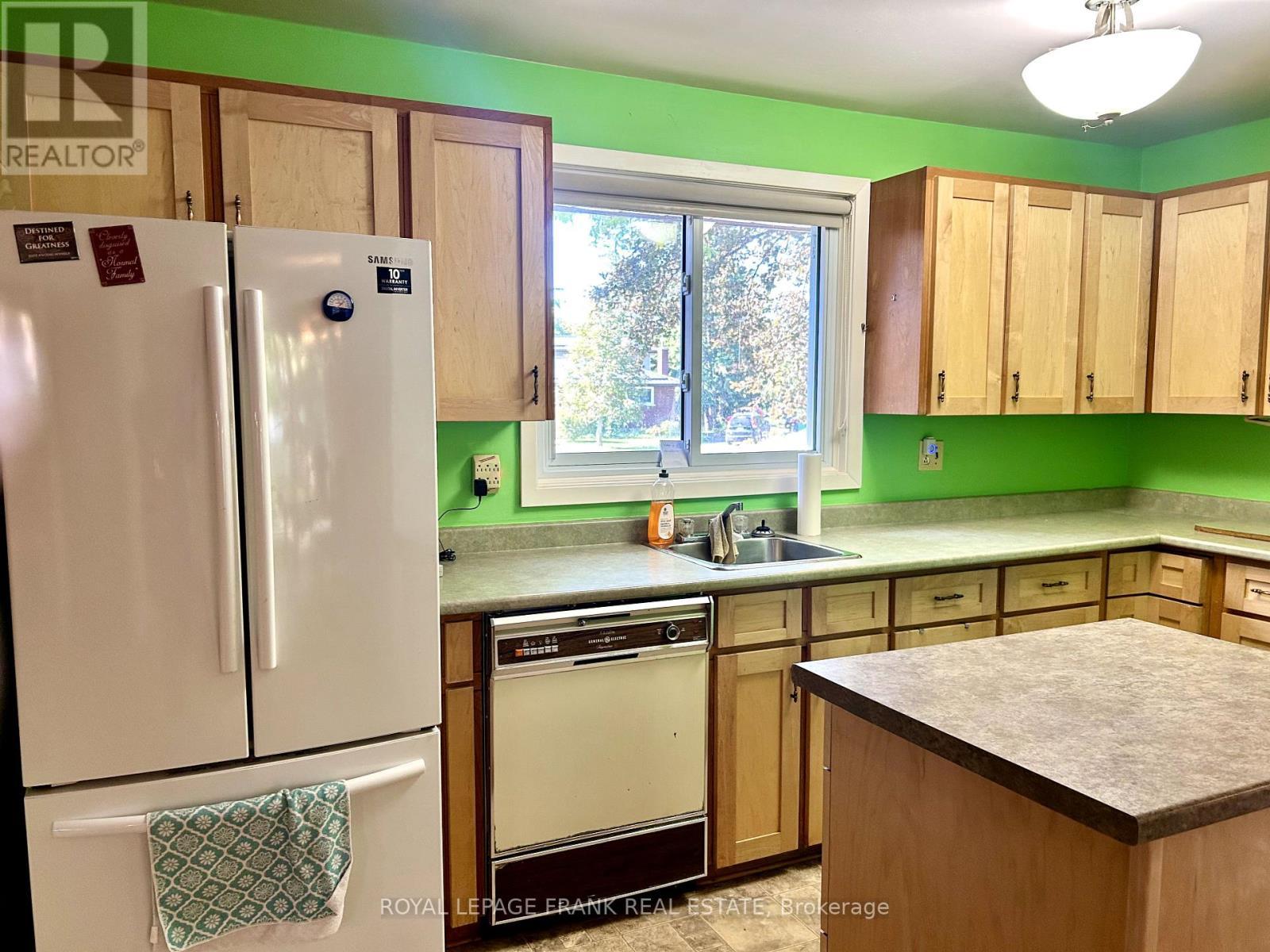 












4 PEARY PLACE

,
Peterborough (Northcrest Ward 5),




Ontario
K9H6Y5


