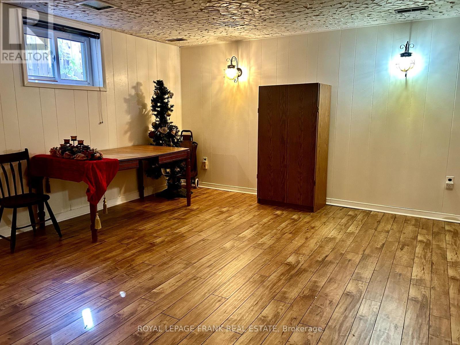 












4 PEARY PLACE

,
Peterborough (Northcrest Ward 5),




Ontario
K9H6Y5

